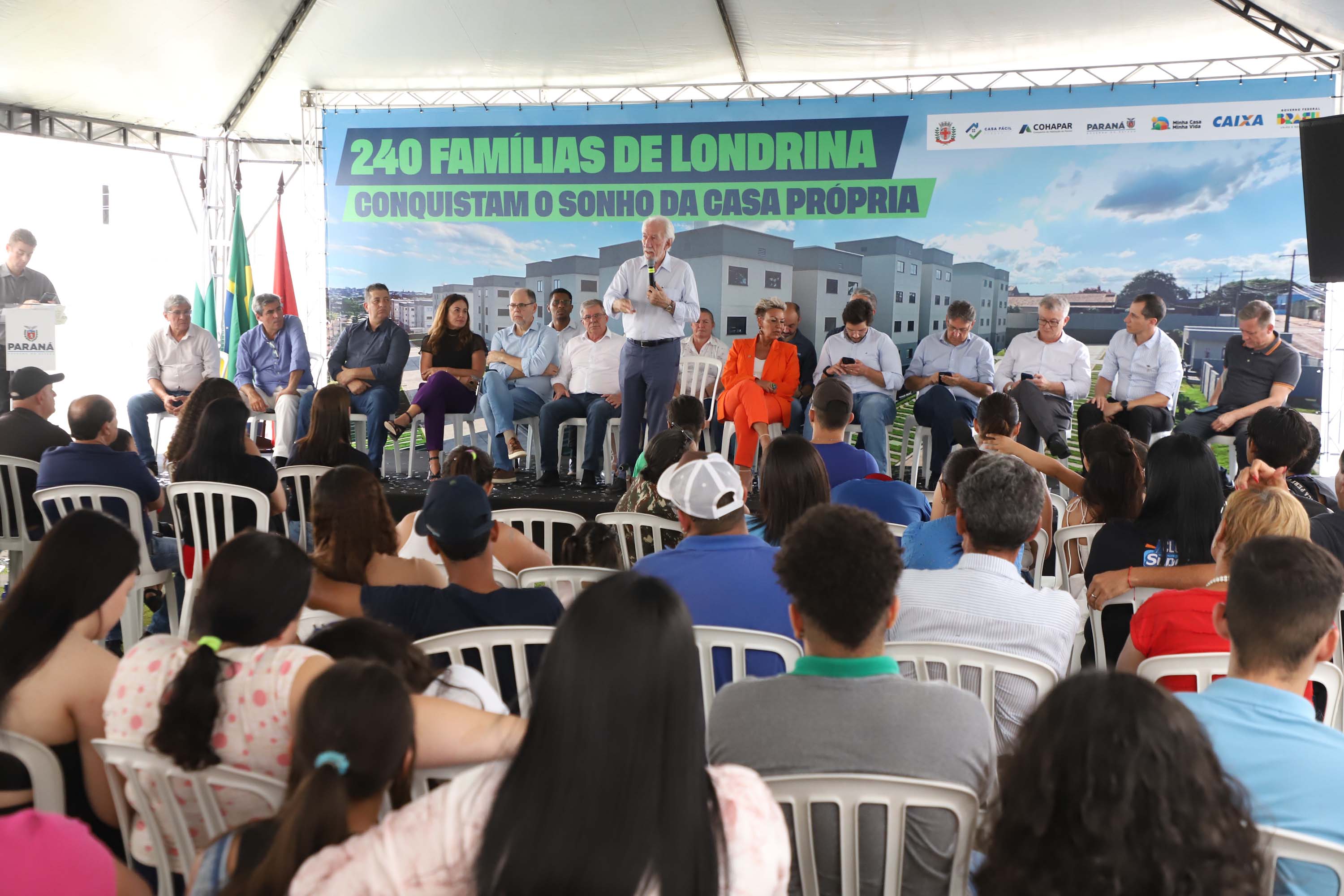 Programa Casa Fácil: vice-governador entrega residencial com 240 unidades em Londrina