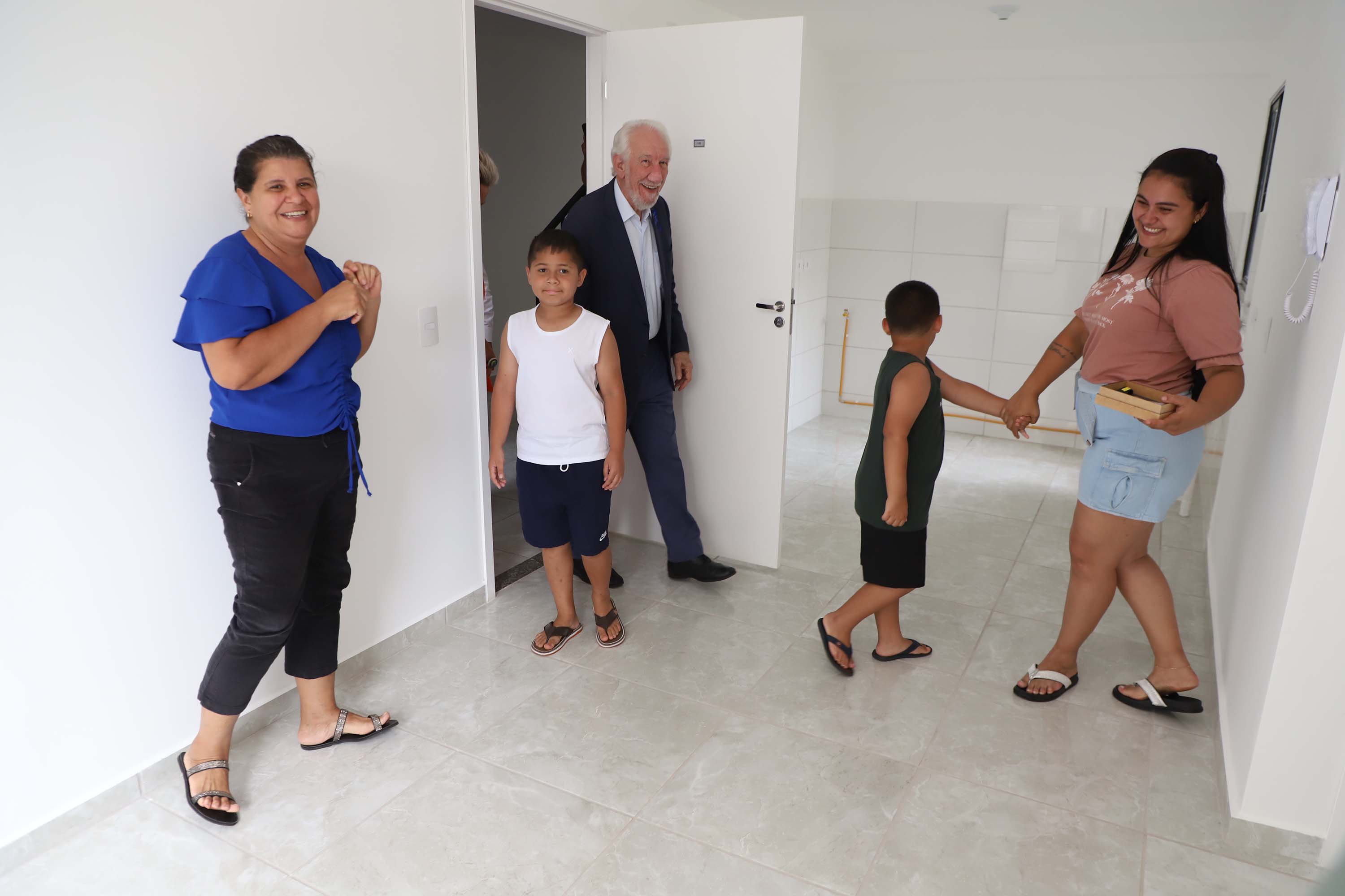 Programa Casa Fácil: vice-governador entrega residencial com 240 unidades em Londrina