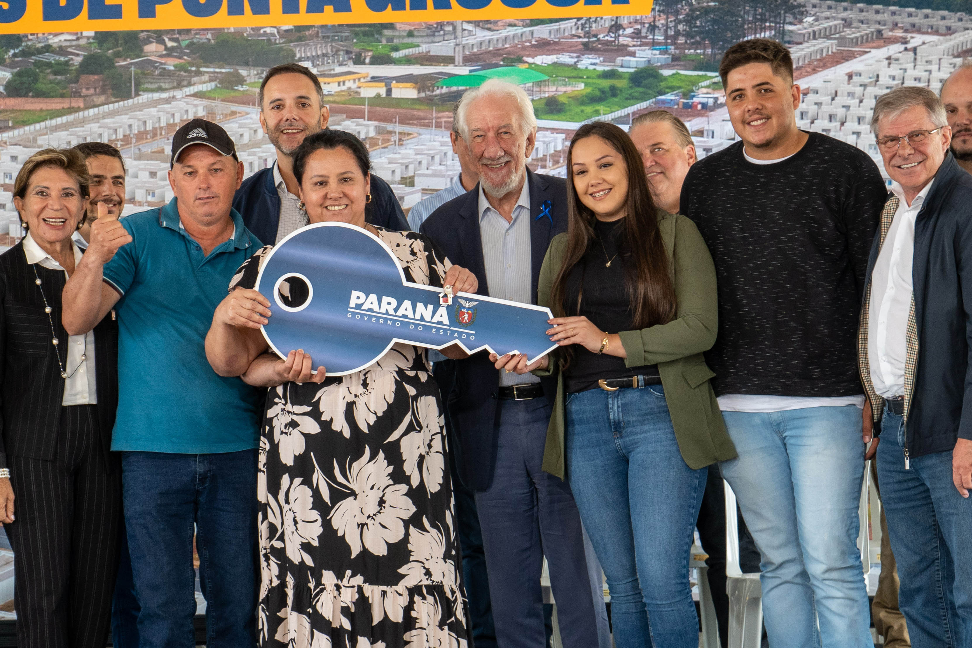 499 famílias de Ponta Grossa recebem chaves da casa própria com apoio do Estado