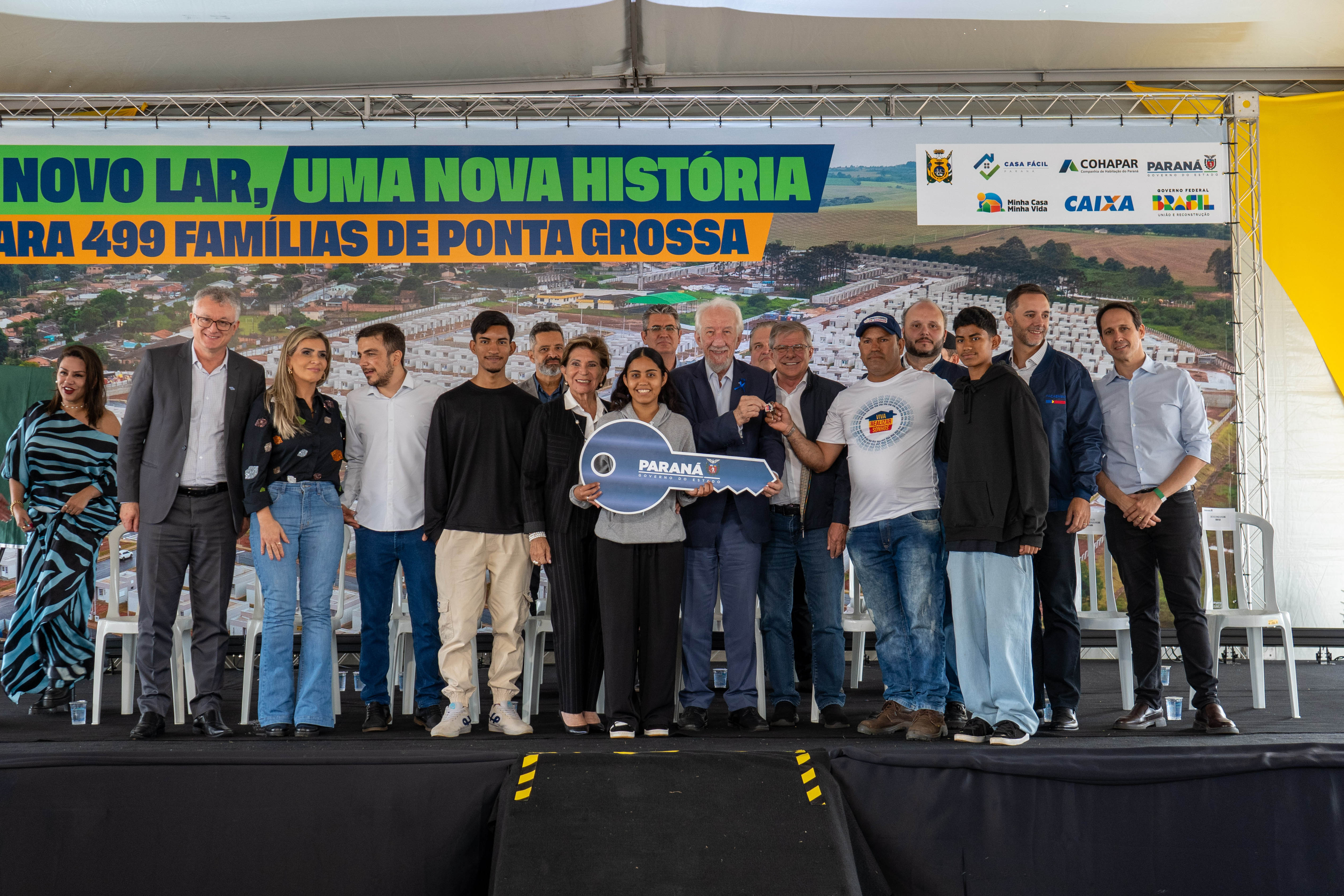499 famílias de Ponta Grossa recebem chaves da casa própria com apoio do Estado