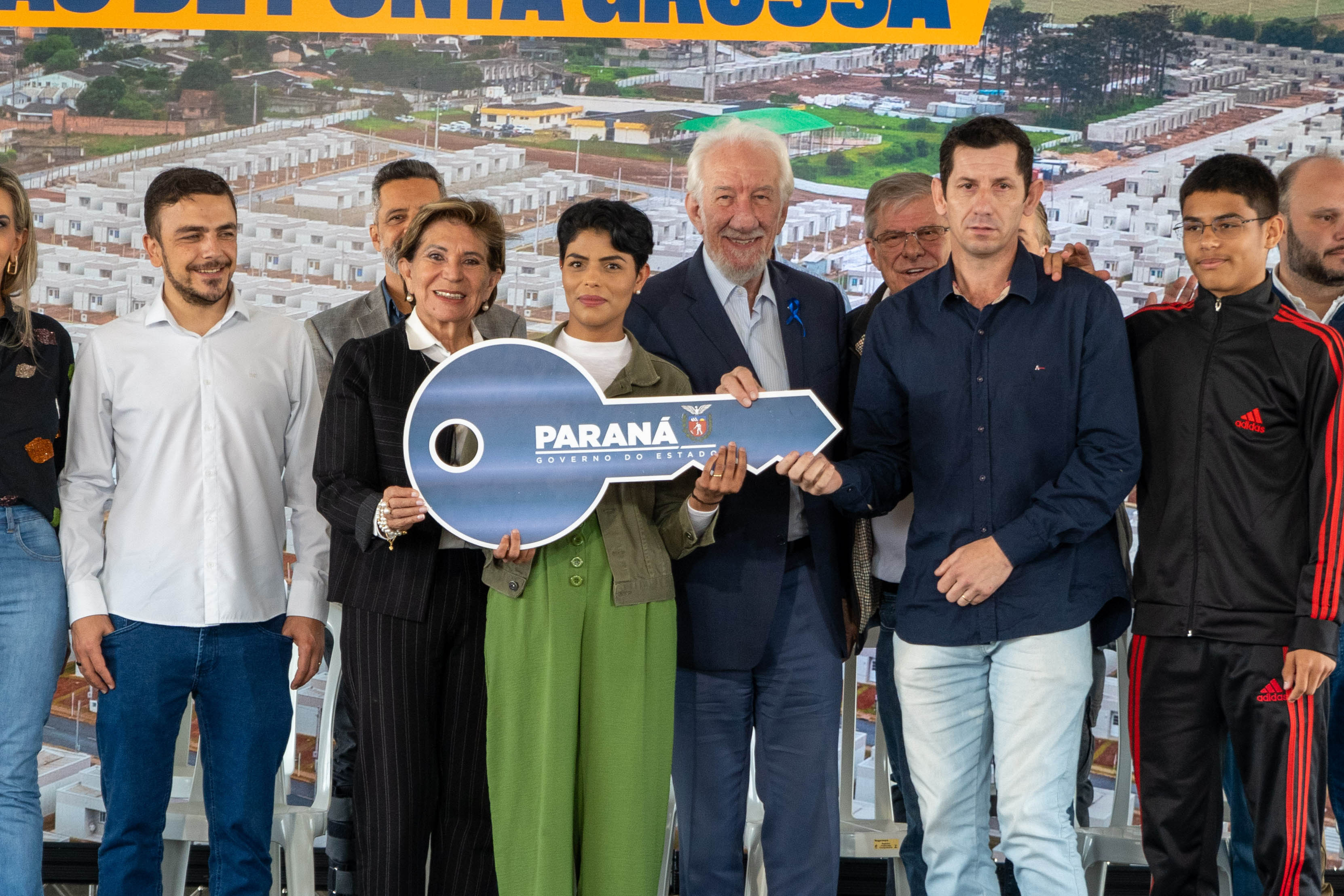 499 famílias de Ponta Grossa recebem chaves da casa própria com apoio do Estado