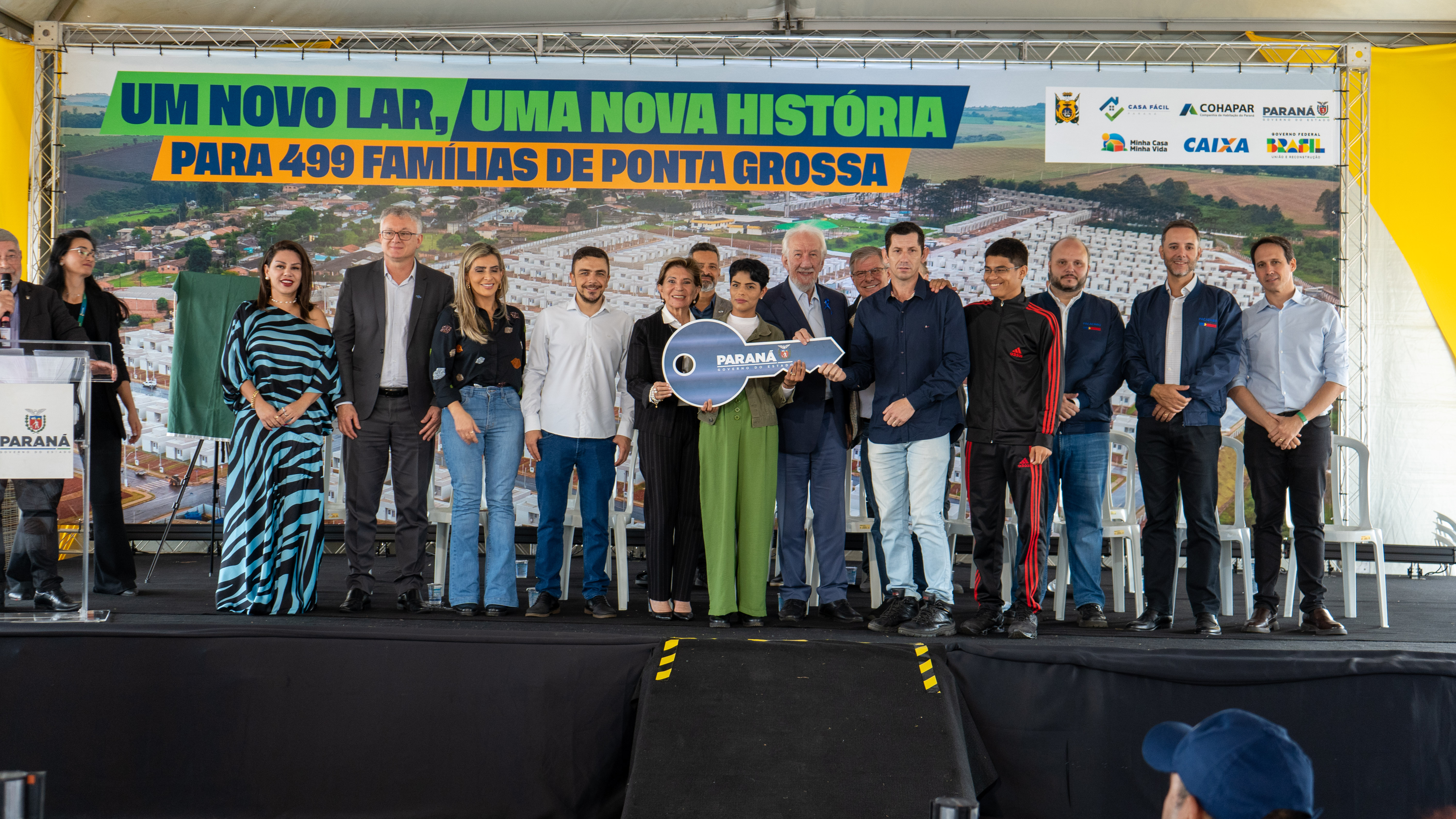 499 famílias de Ponta Grossa recebem chaves da casa própria com apoio do Estado