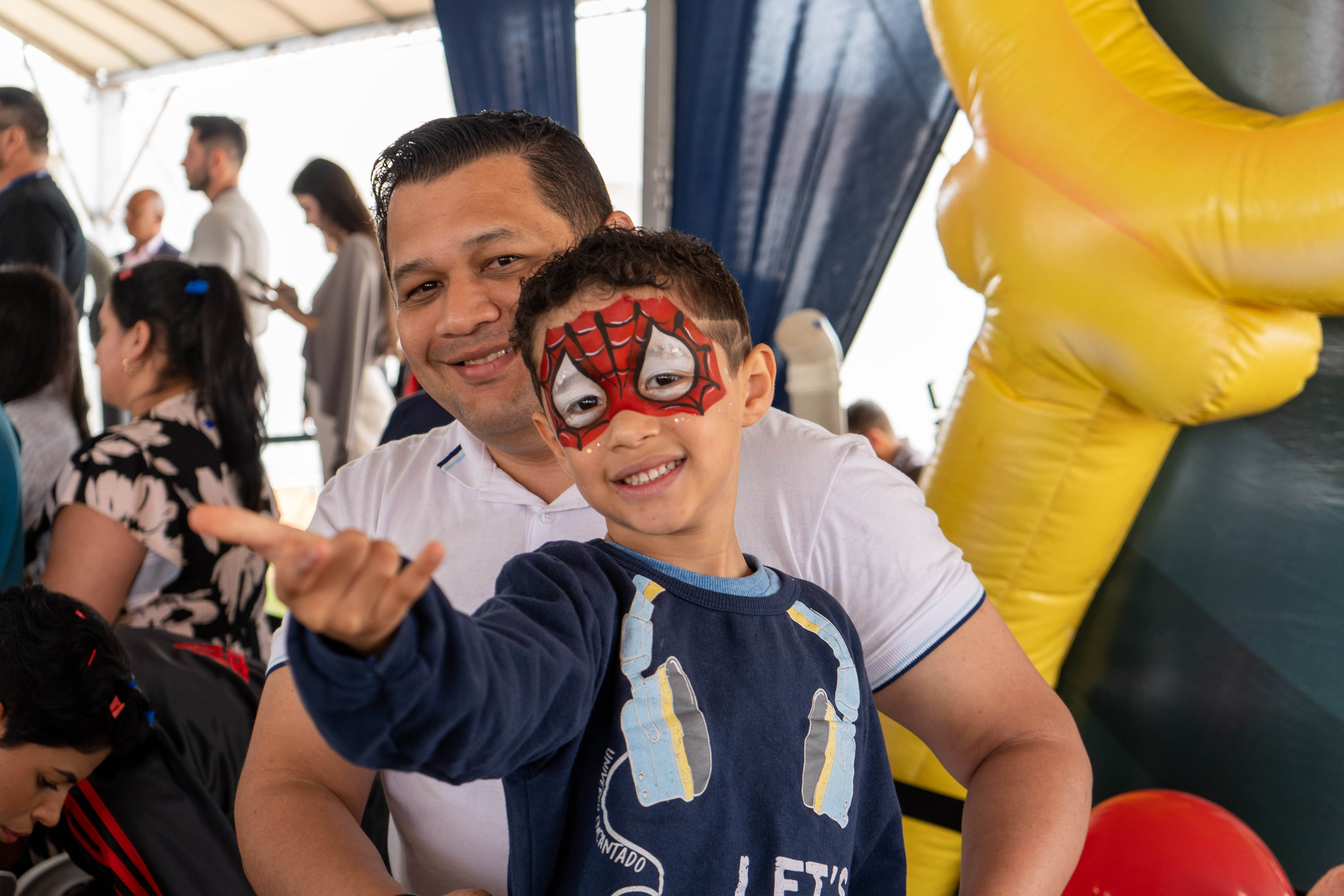 499 famílias de Ponta Grossa recebem chaves da casa própria com apoio do Estado