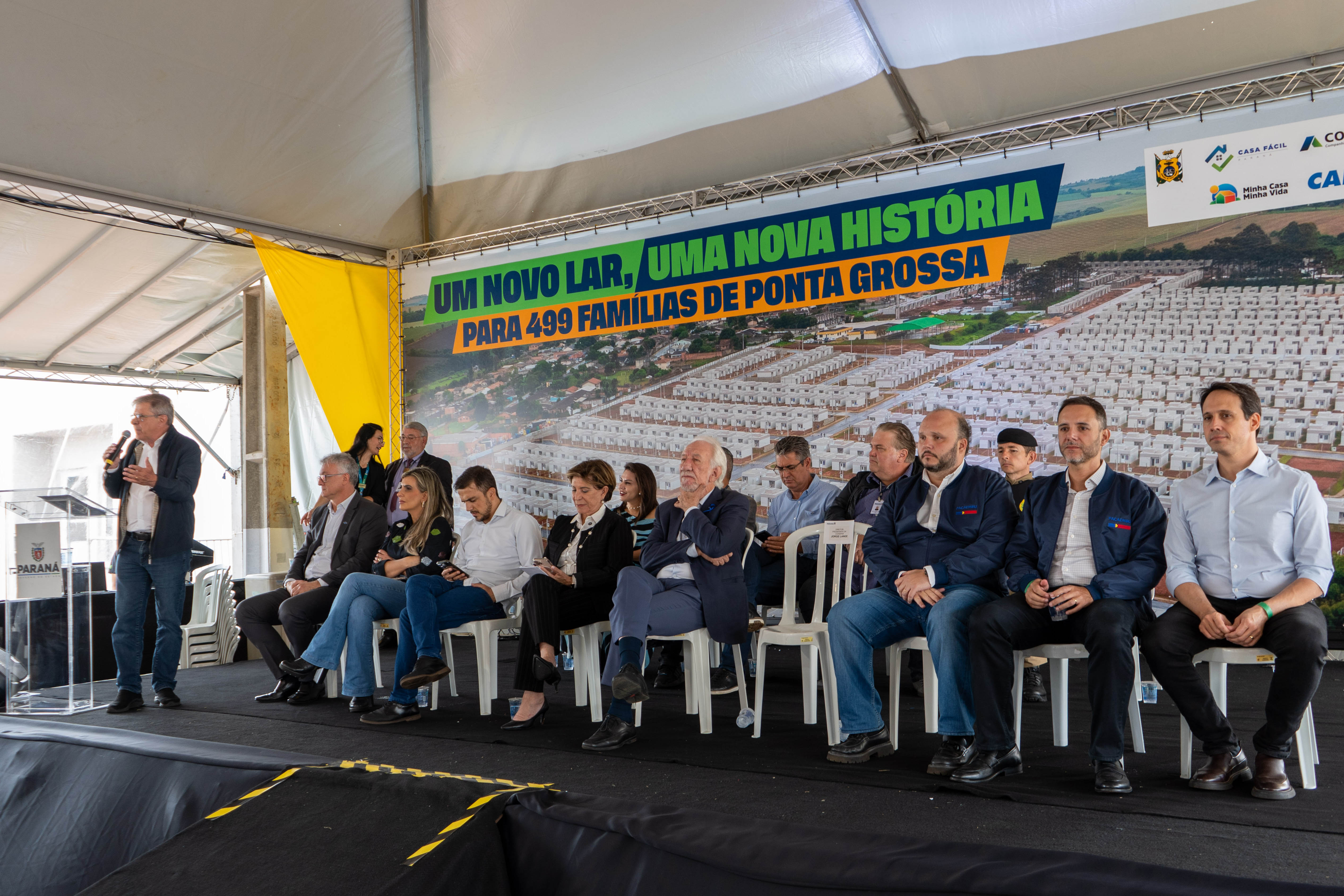 499 famílias de Ponta Grossa recebem chaves da casa própria com apoio do Estado