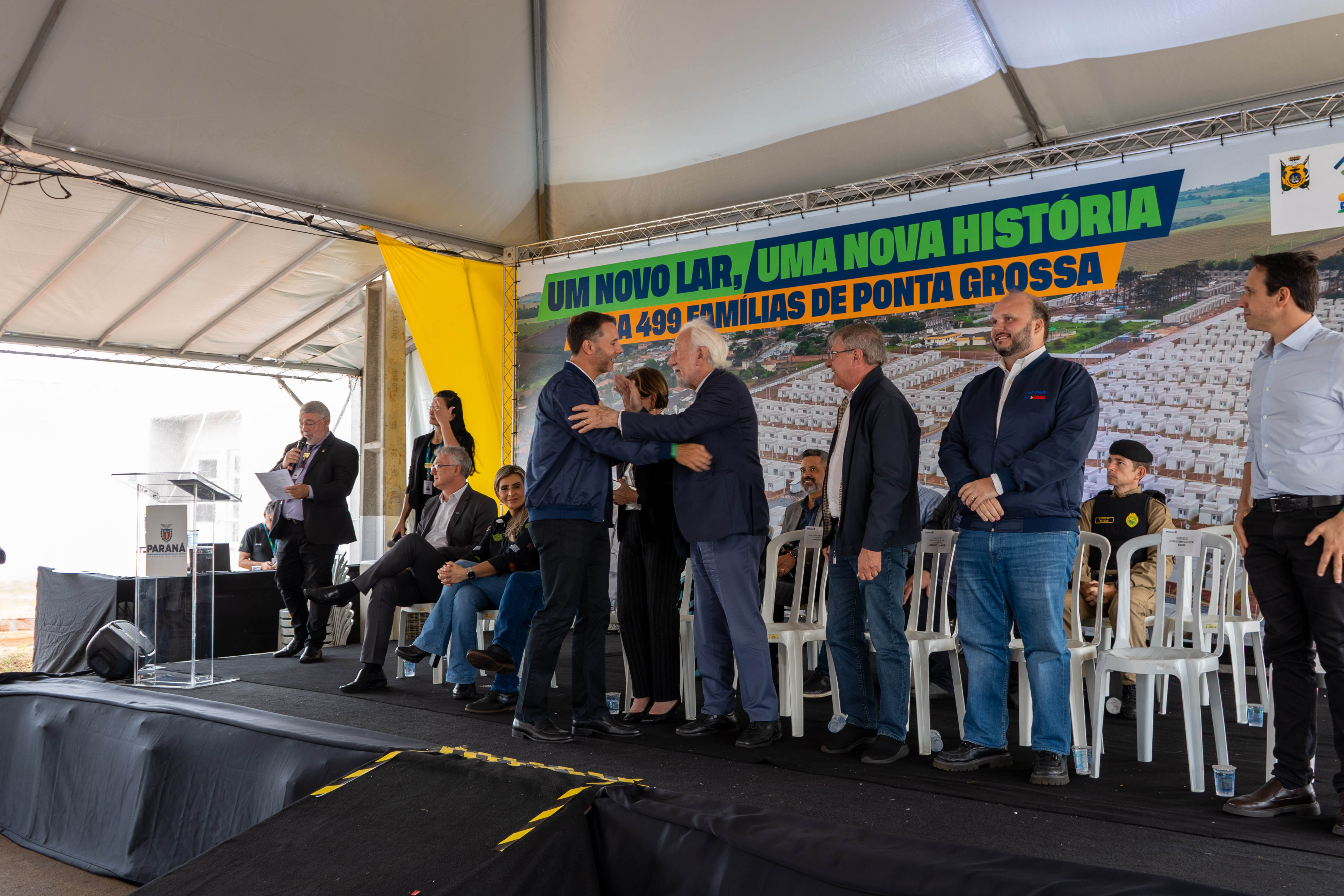 499 famílias de Ponta Grossa recebem chaves da casa própria com apoio do Estado