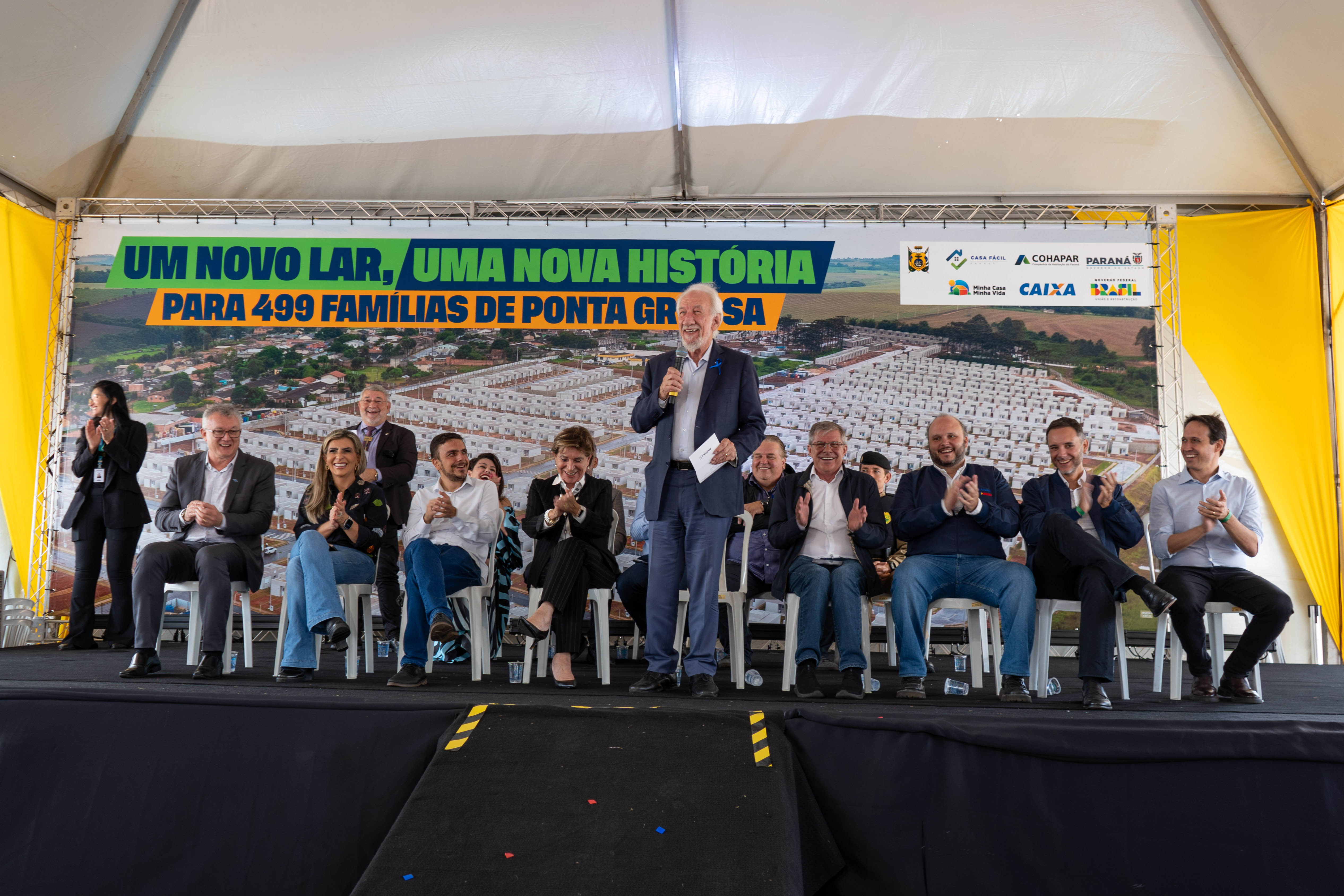 499 famílias de Ponta Grossa recebem chaves da casa própria com apoio do Estado