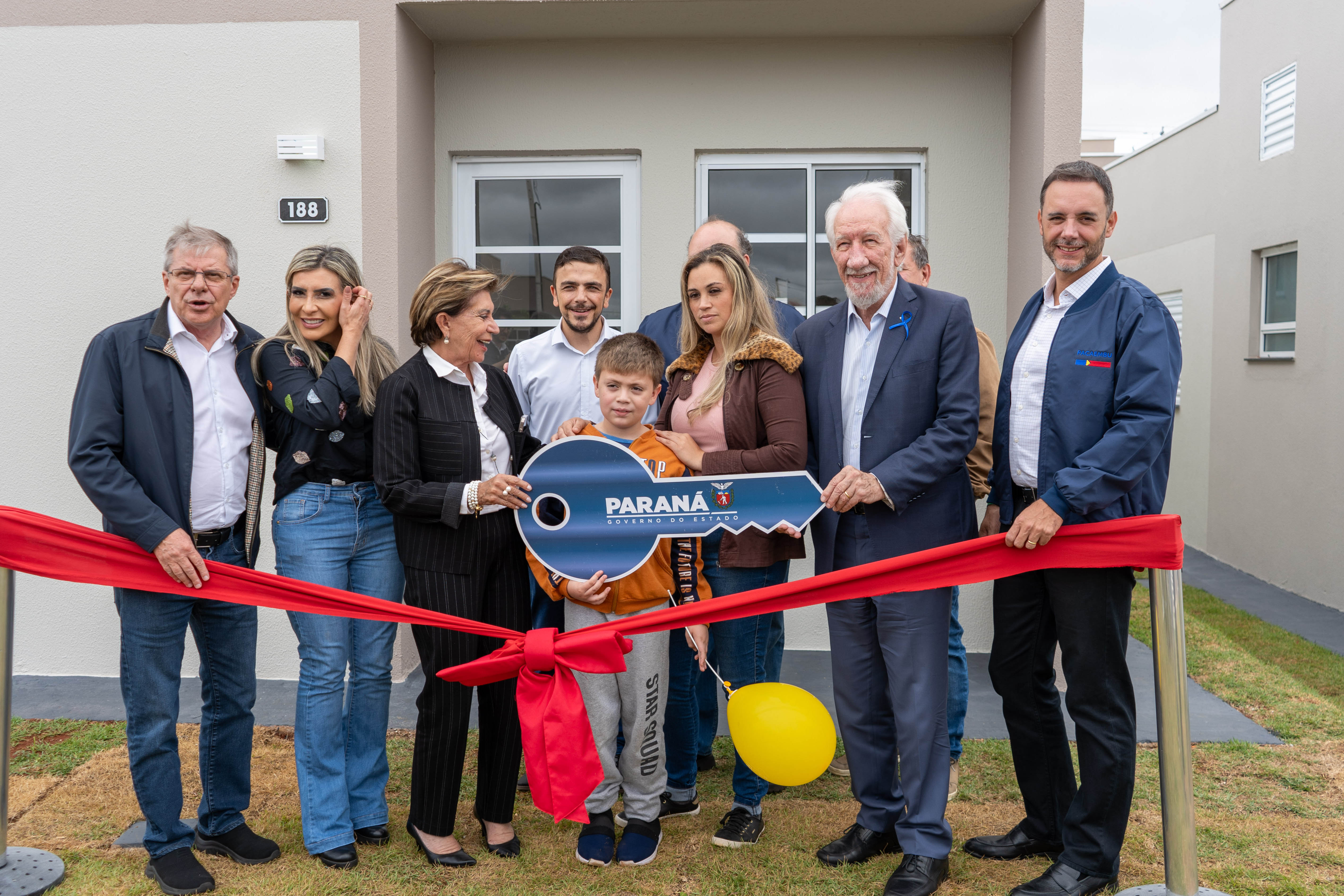 499 famílias de Ponta Grossa recebem chaves da casa própria com apoio do Estado
