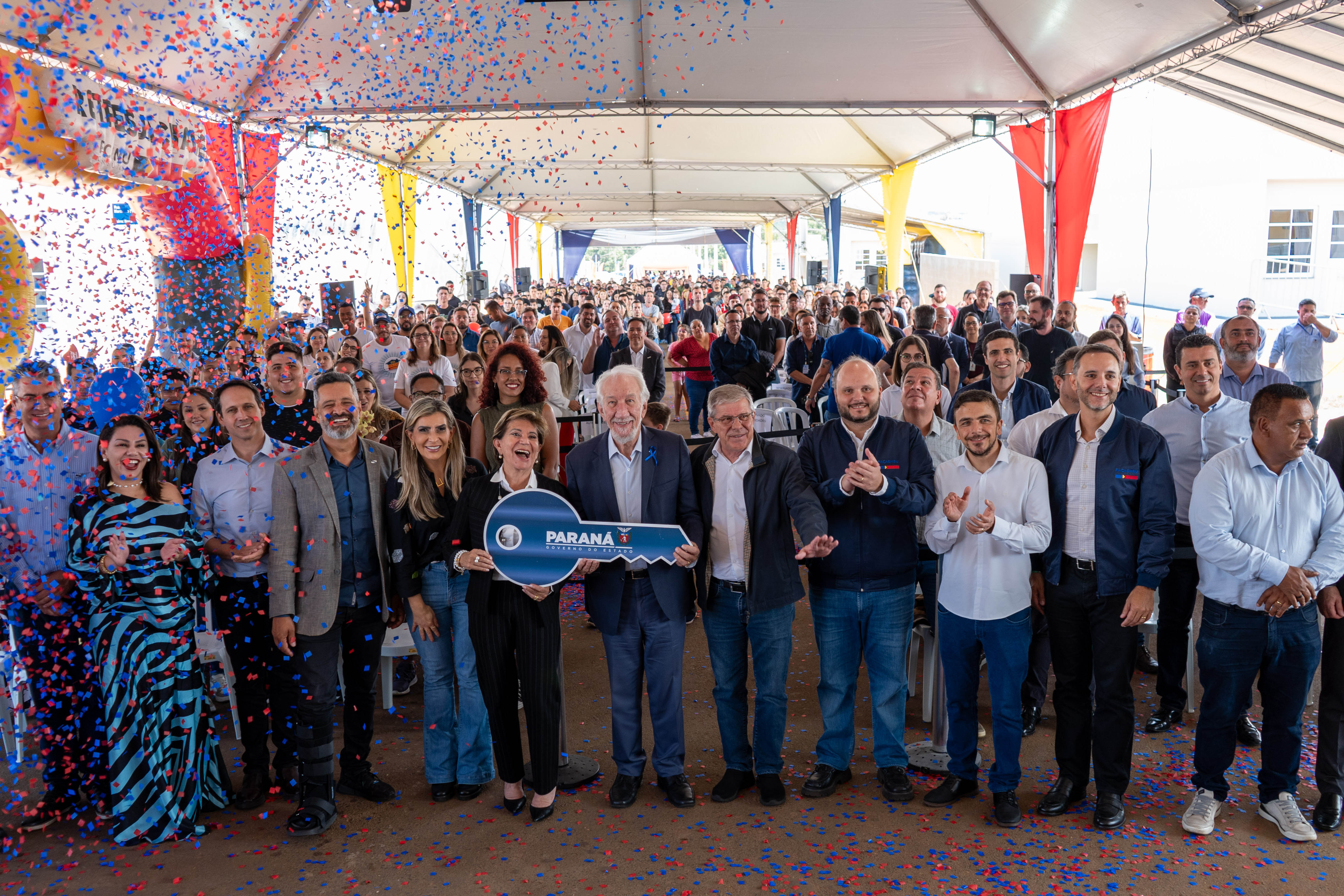 499 famílias de Ponta Grossa recebem chaves da casa própria com apoio do Estado