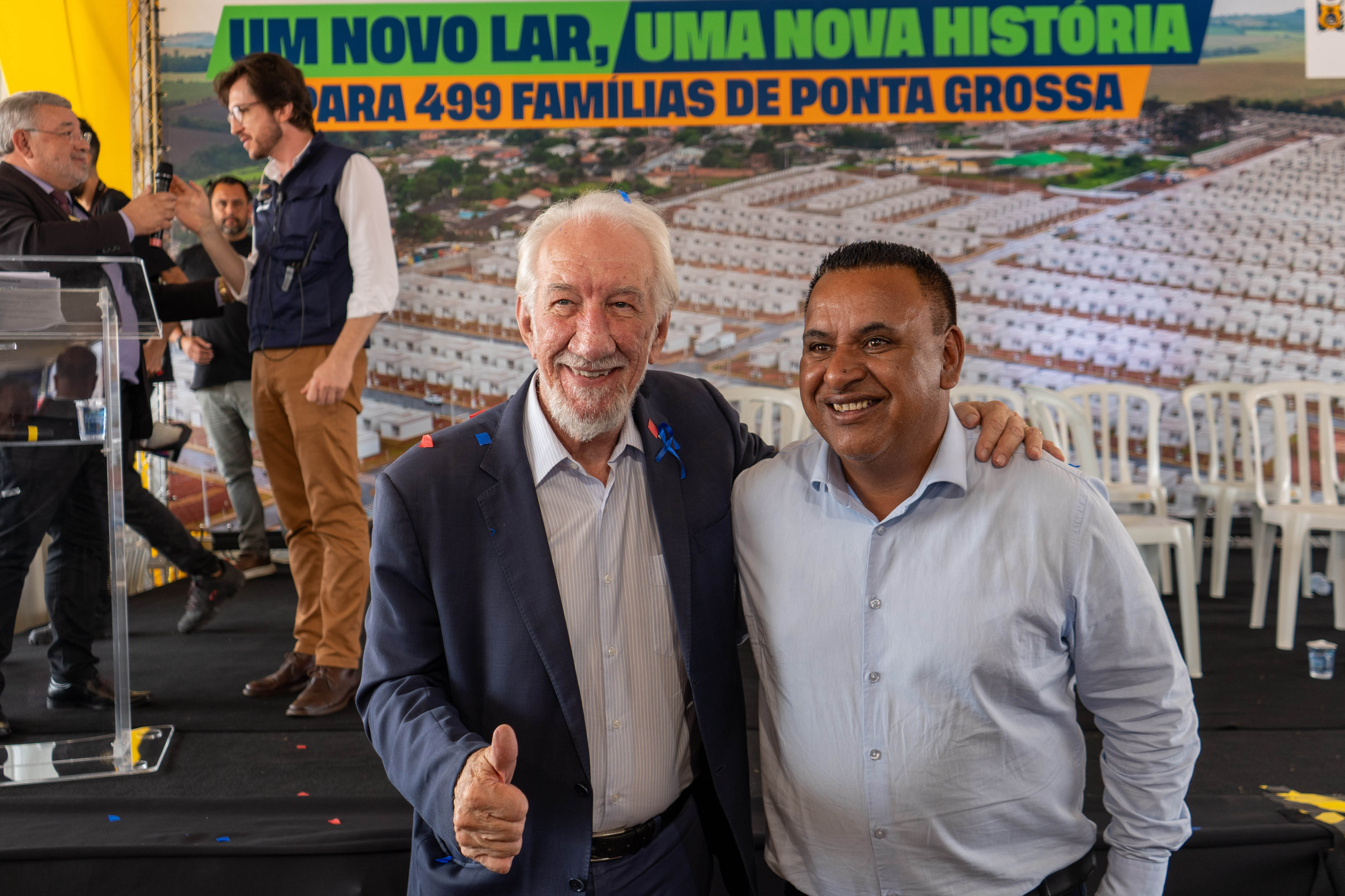 499 famílias de Ponta Grossa recebem chaves da casa própria com apoio do Estado