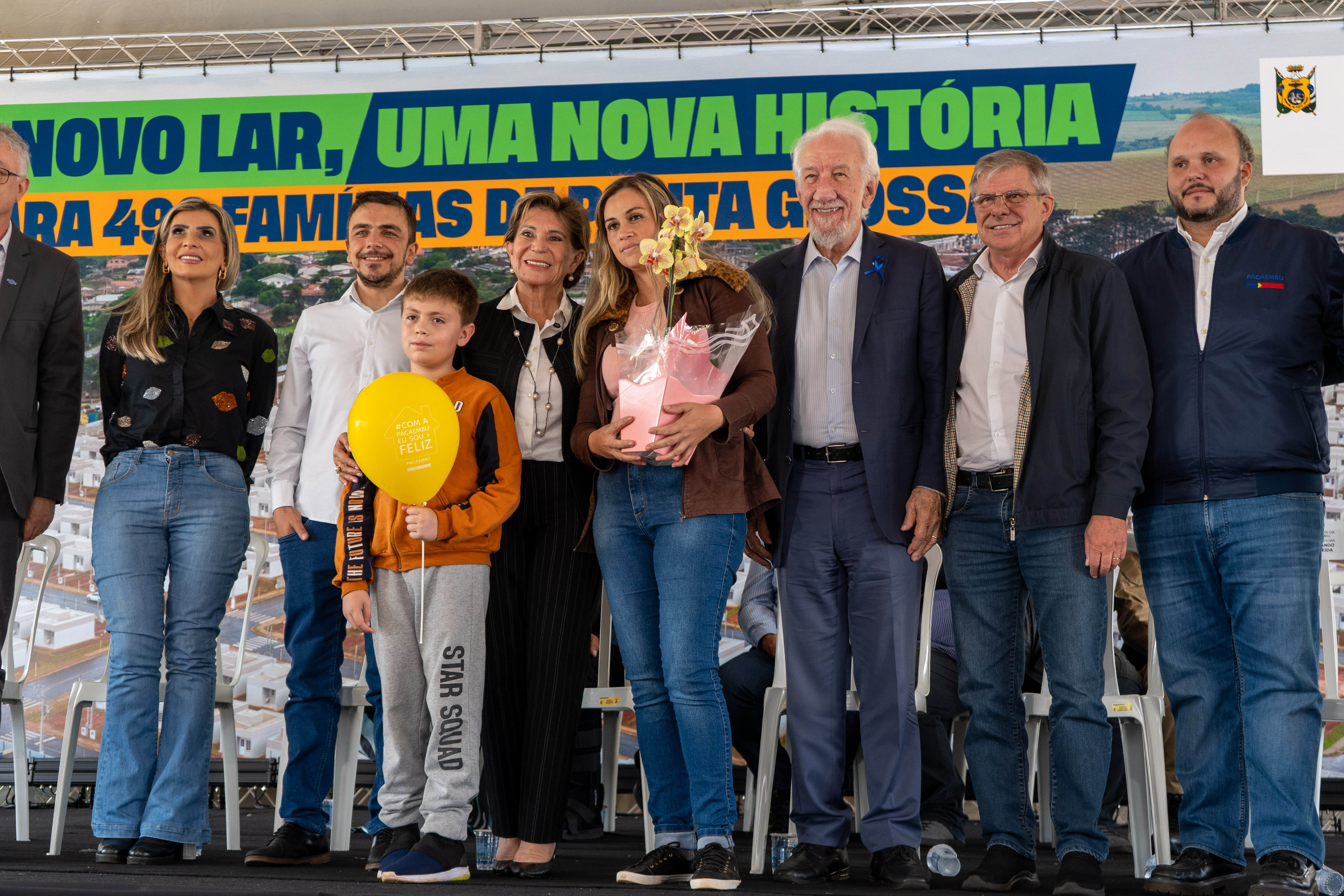 499 famílias de Ponta Grossa recebem chaves da casa própria com apoio do Estado