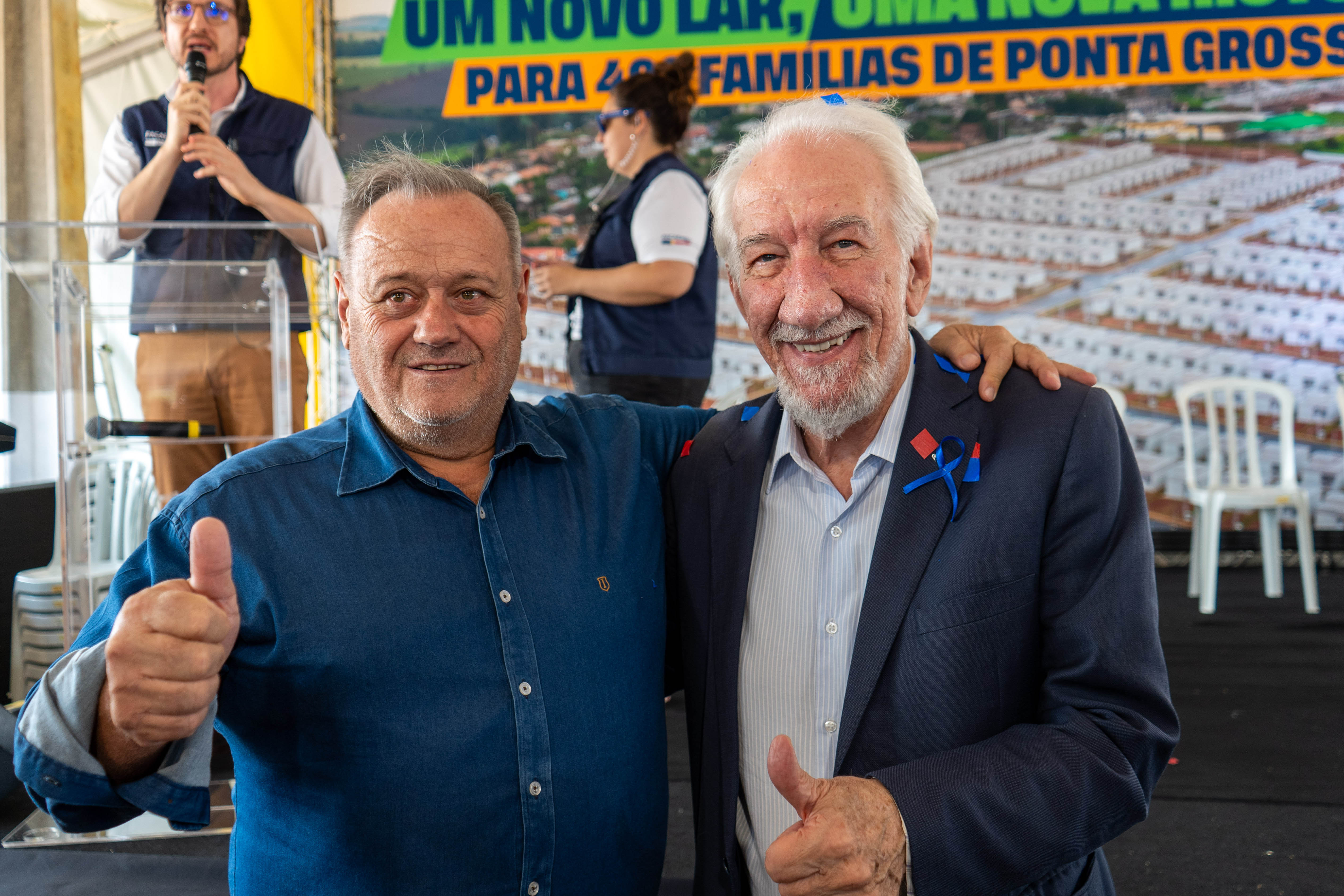 499 famílias de Ponta Grossa recebem chaves da casa própria com apoio do Estado