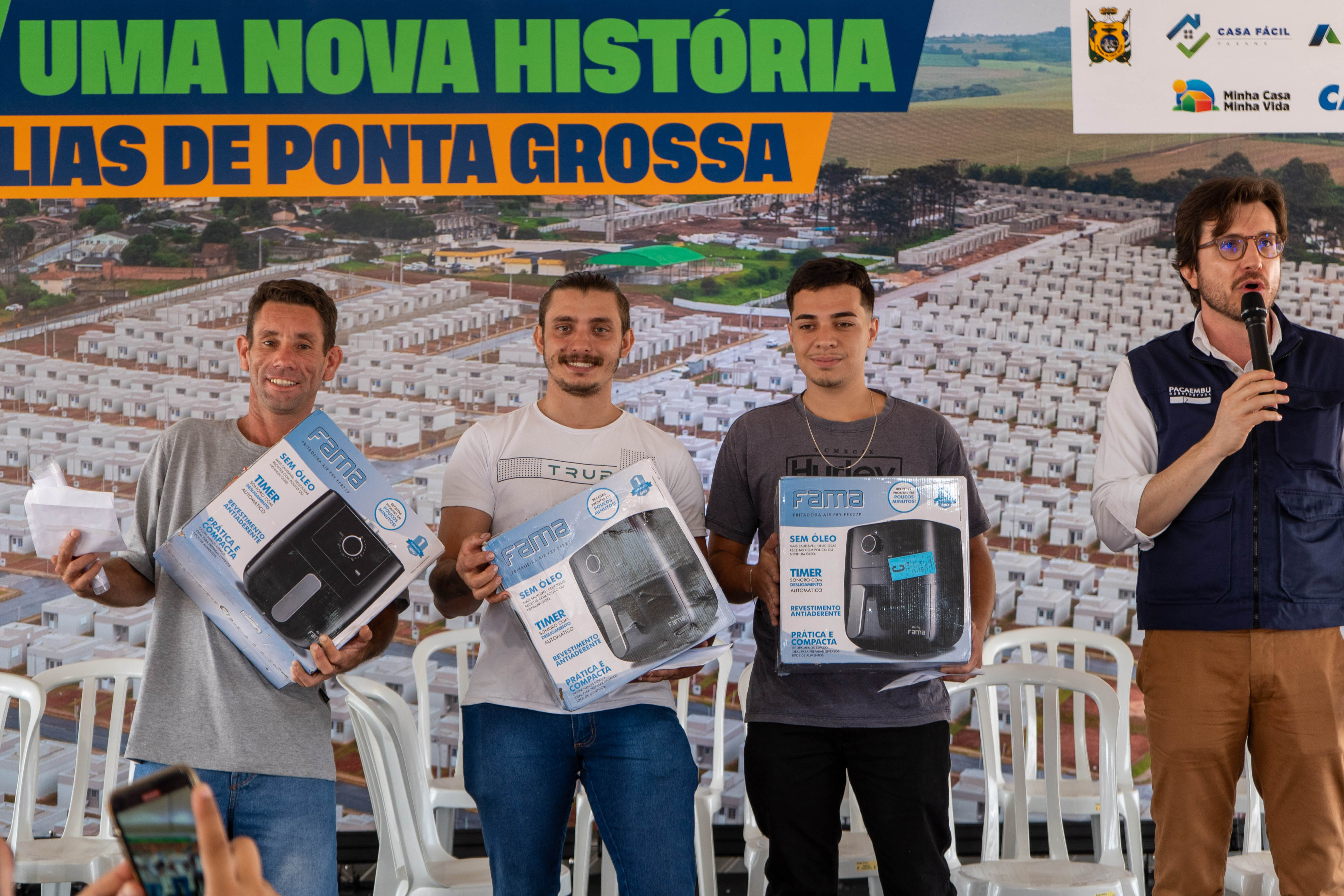 499 famílias de Ponta Grossa recebem chaves da casa própria com apoio do Estado