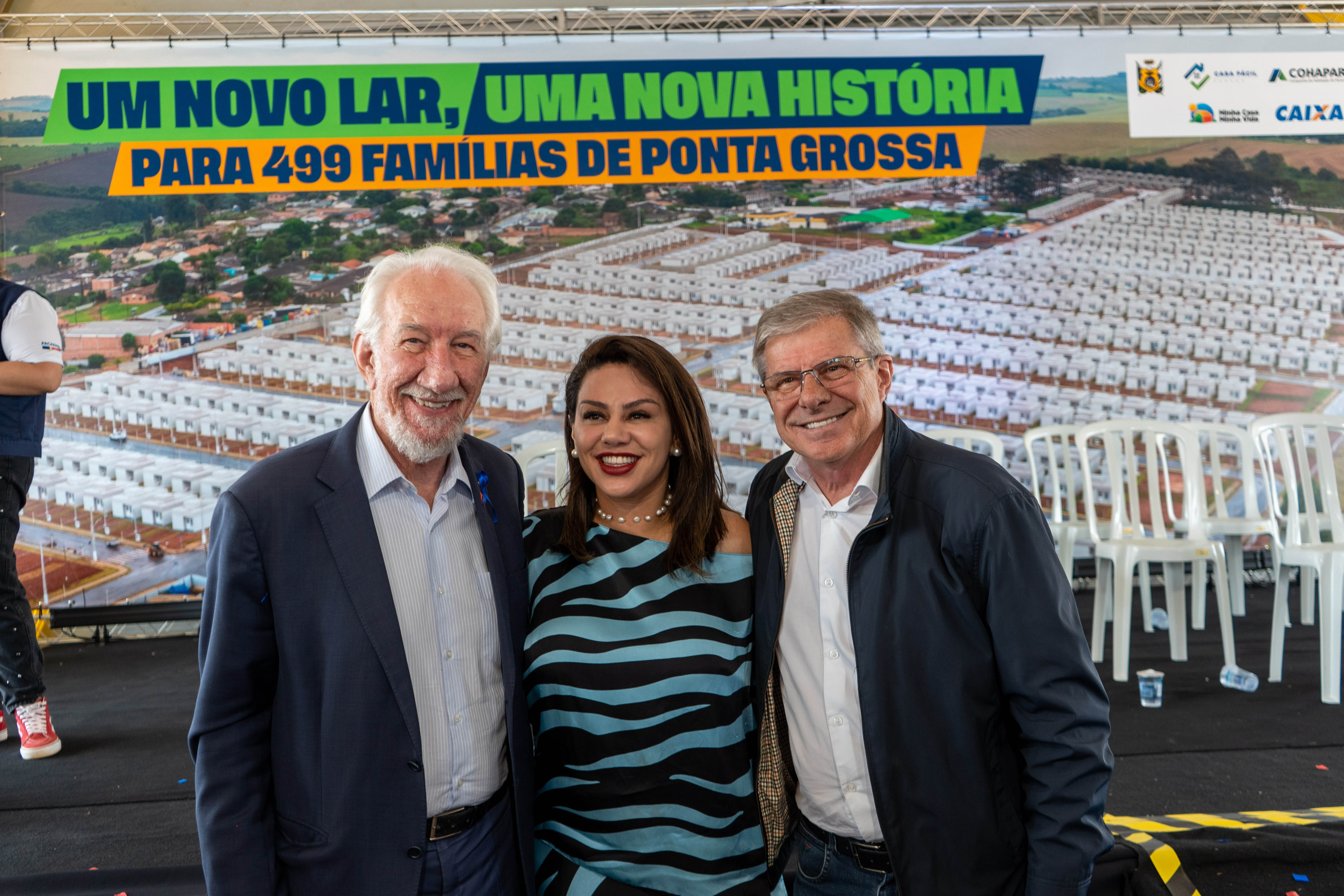 499 famílias de Ponta Grossa recebem chaves da casa própria com apoio do Estado