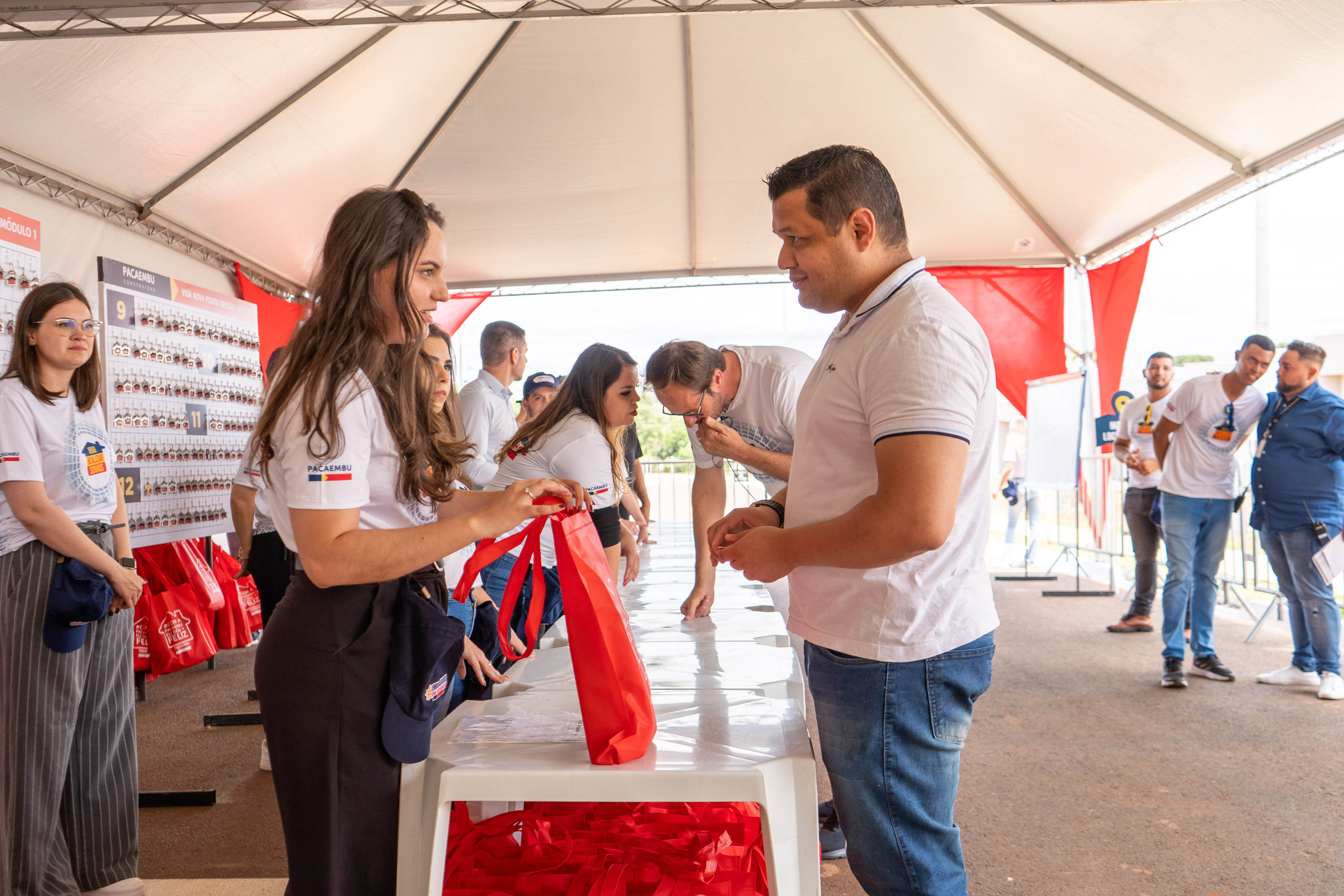 499 famílias de Ponta Grossa recebem chaves da casa própria com apoio do Estado