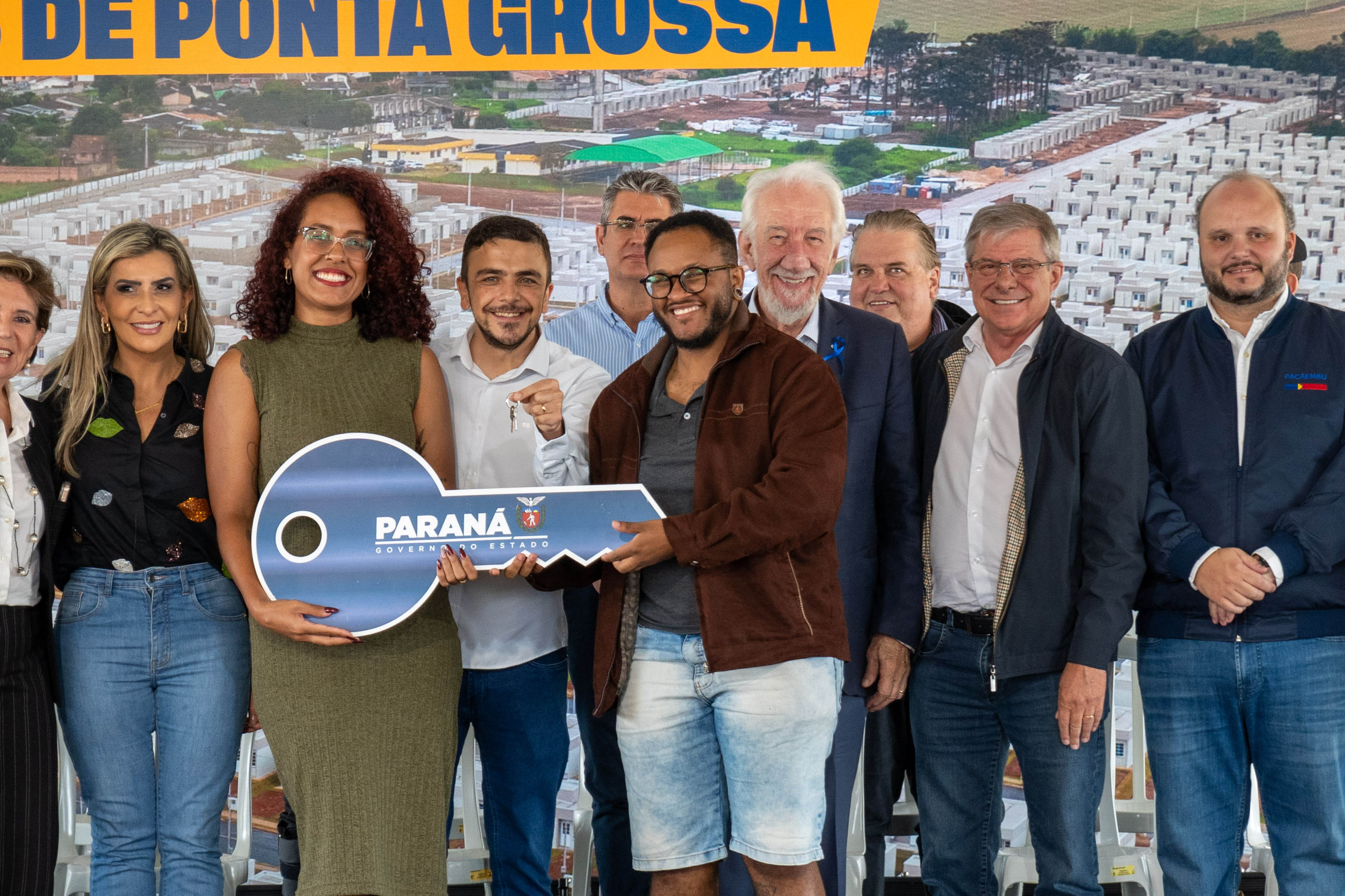 499 famílias de Ponta Grossa recebem chaves da casa própria com apoio do Estado