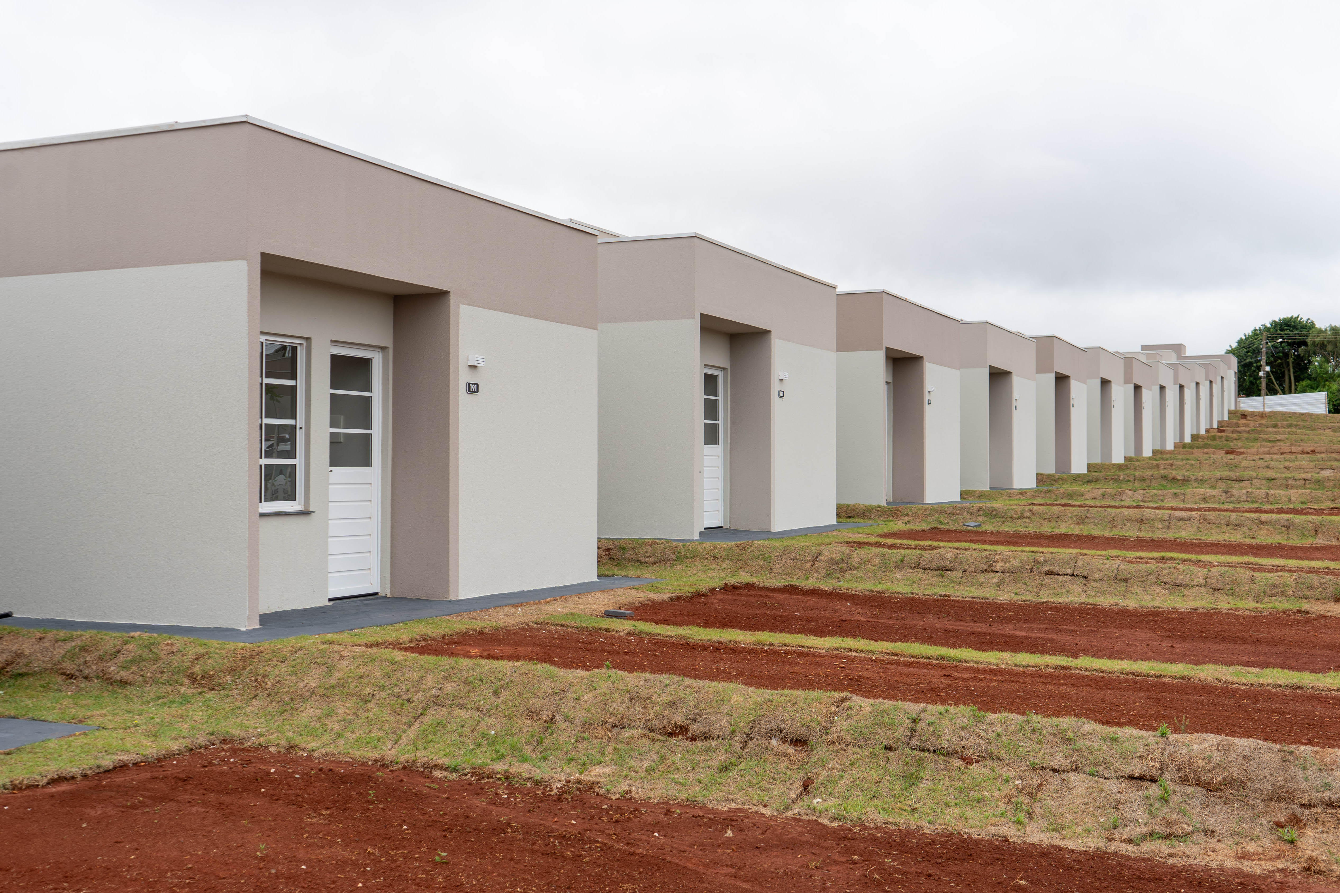 499 famílias de Ponta Grossa recebem chaves da casa própria com apoio do Estado