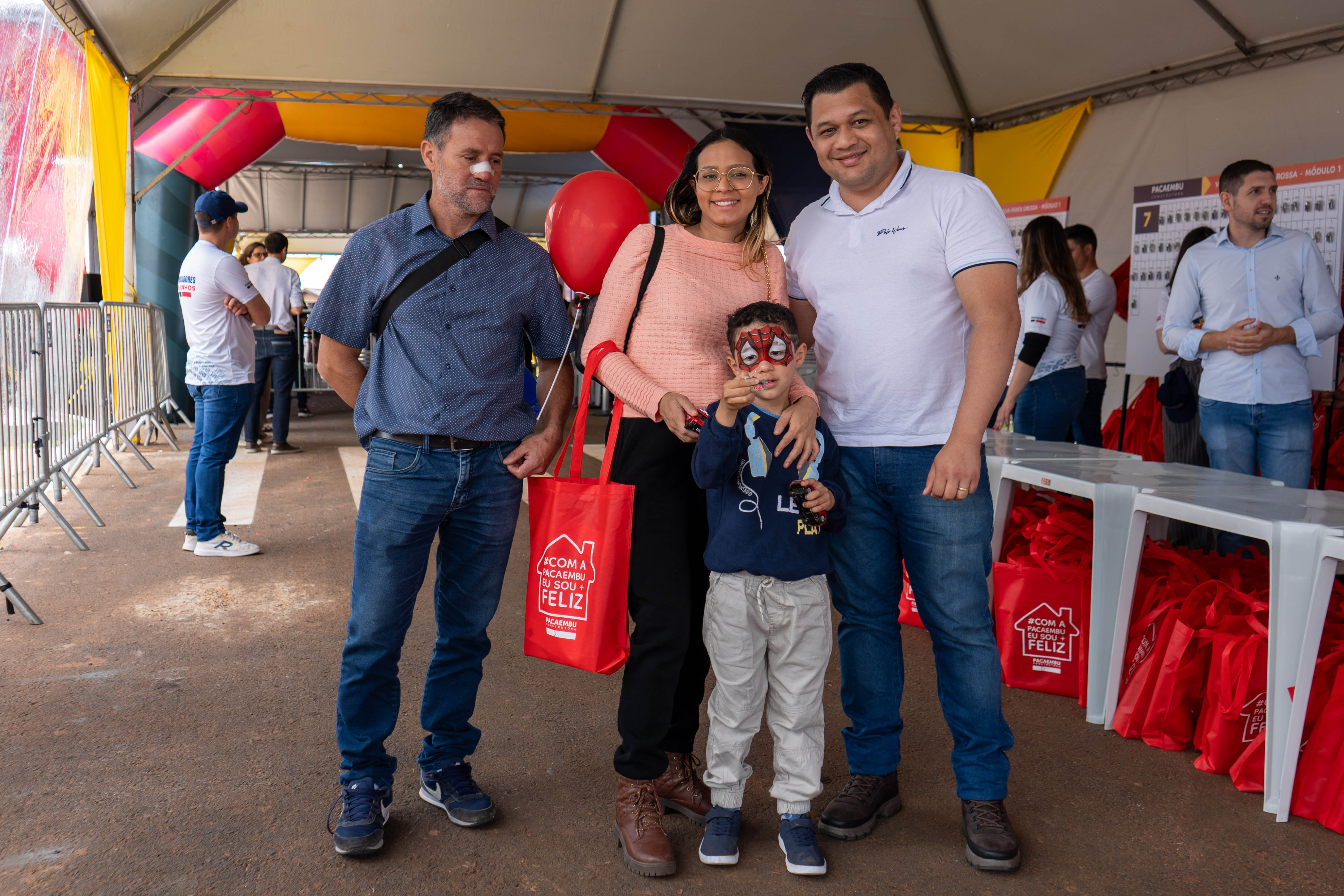 499 famílias de Ponta Grossa recebem chaves da casa própria com apoio do Estado