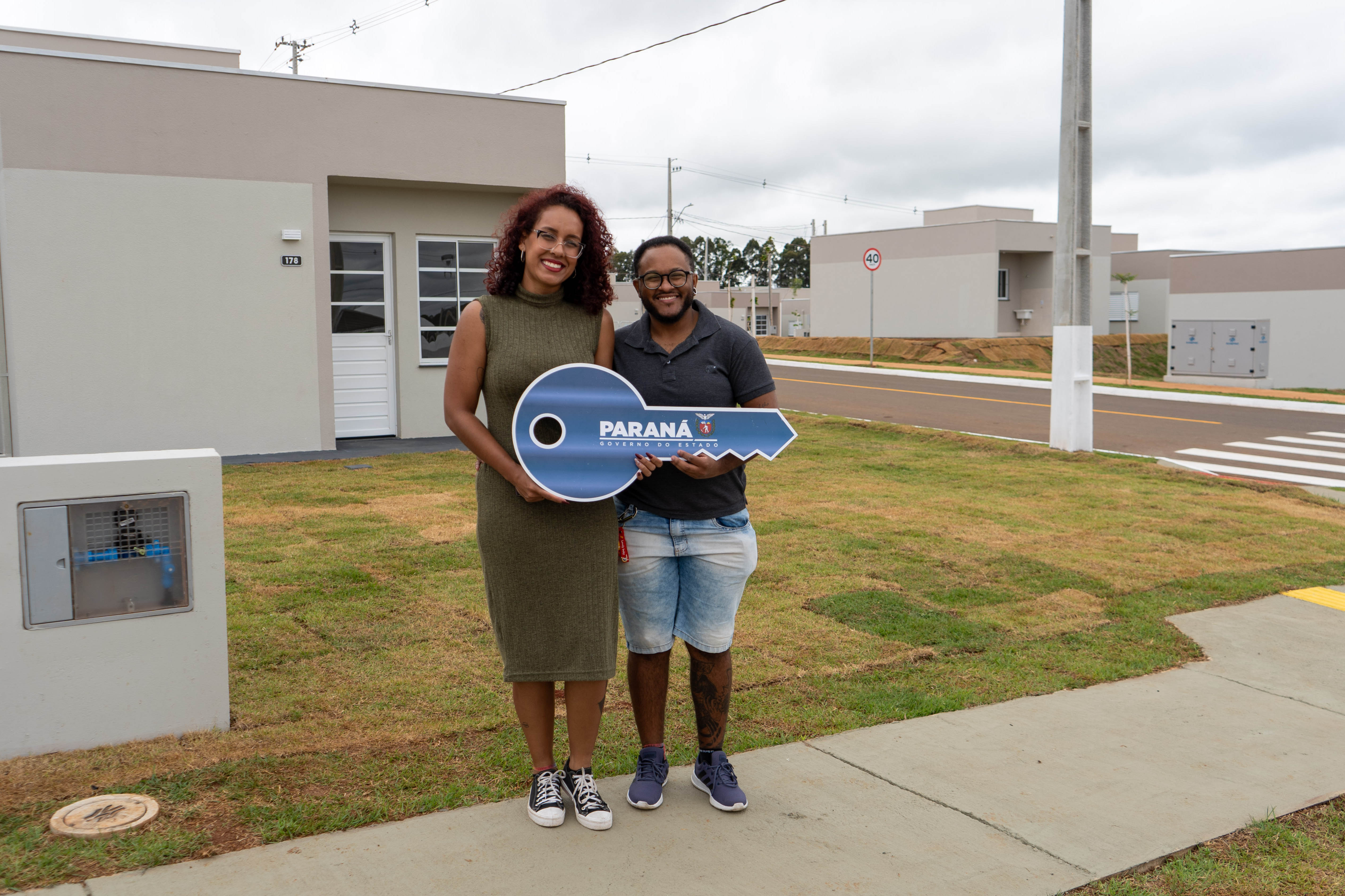 499 famílias de Ponta Grossa recebem chaves da casa própria com apoio do Estado
