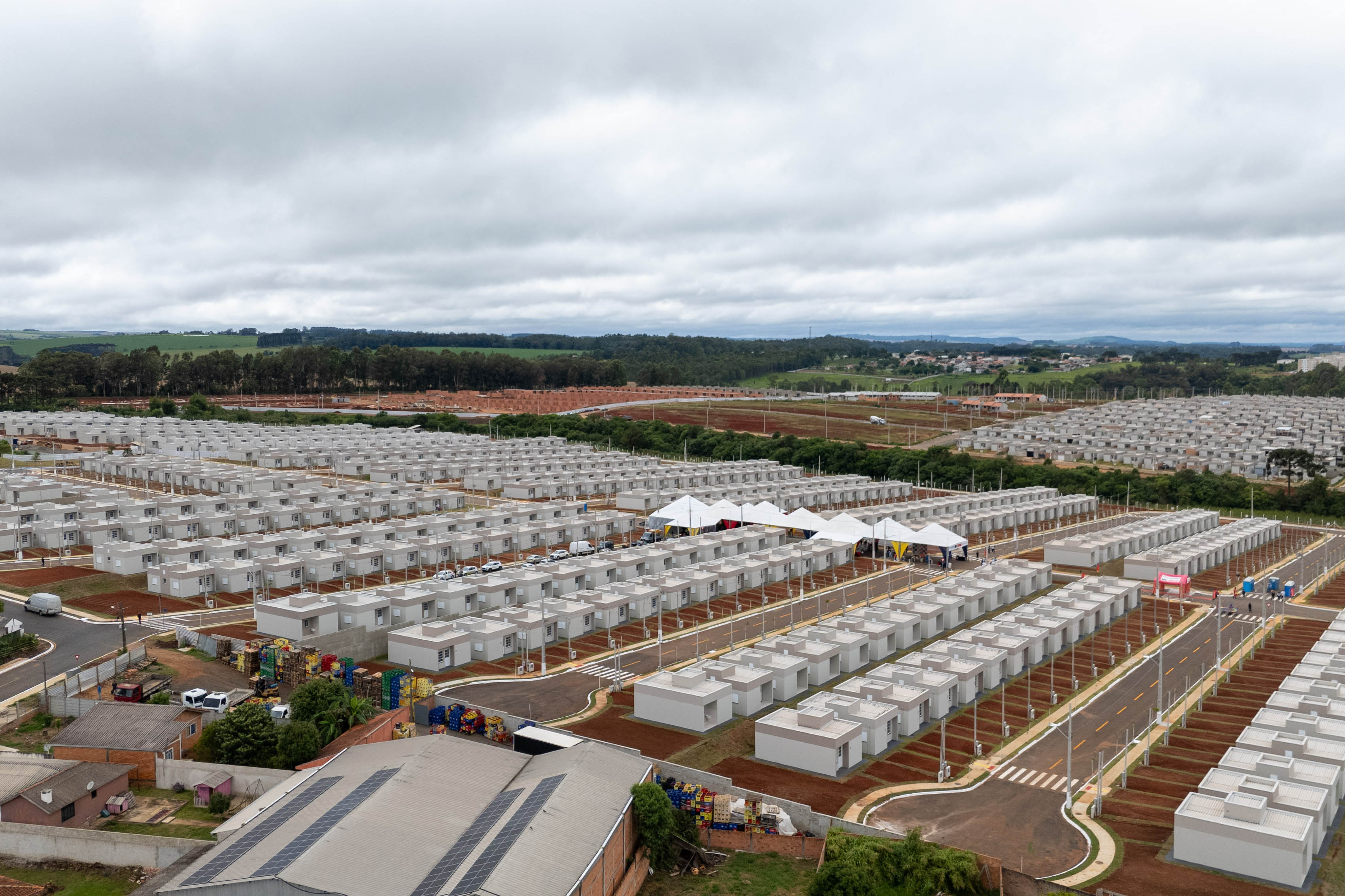499 famílias de Ponta Grossa recebem chaves da casa própria com apoio do Estado
