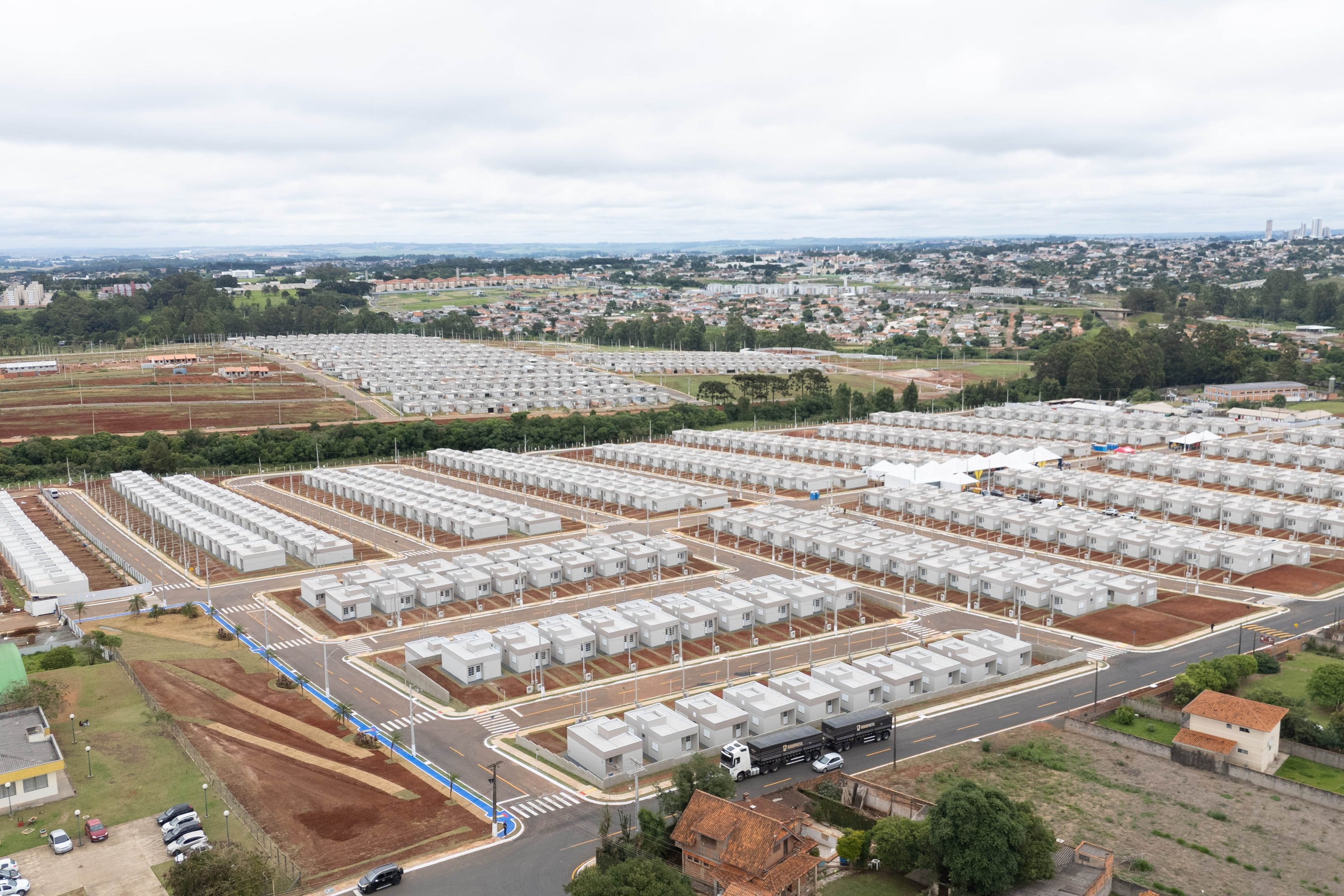 499 famílias de Ponta Grossa recebem chaves da casa própria com apoio do Estado