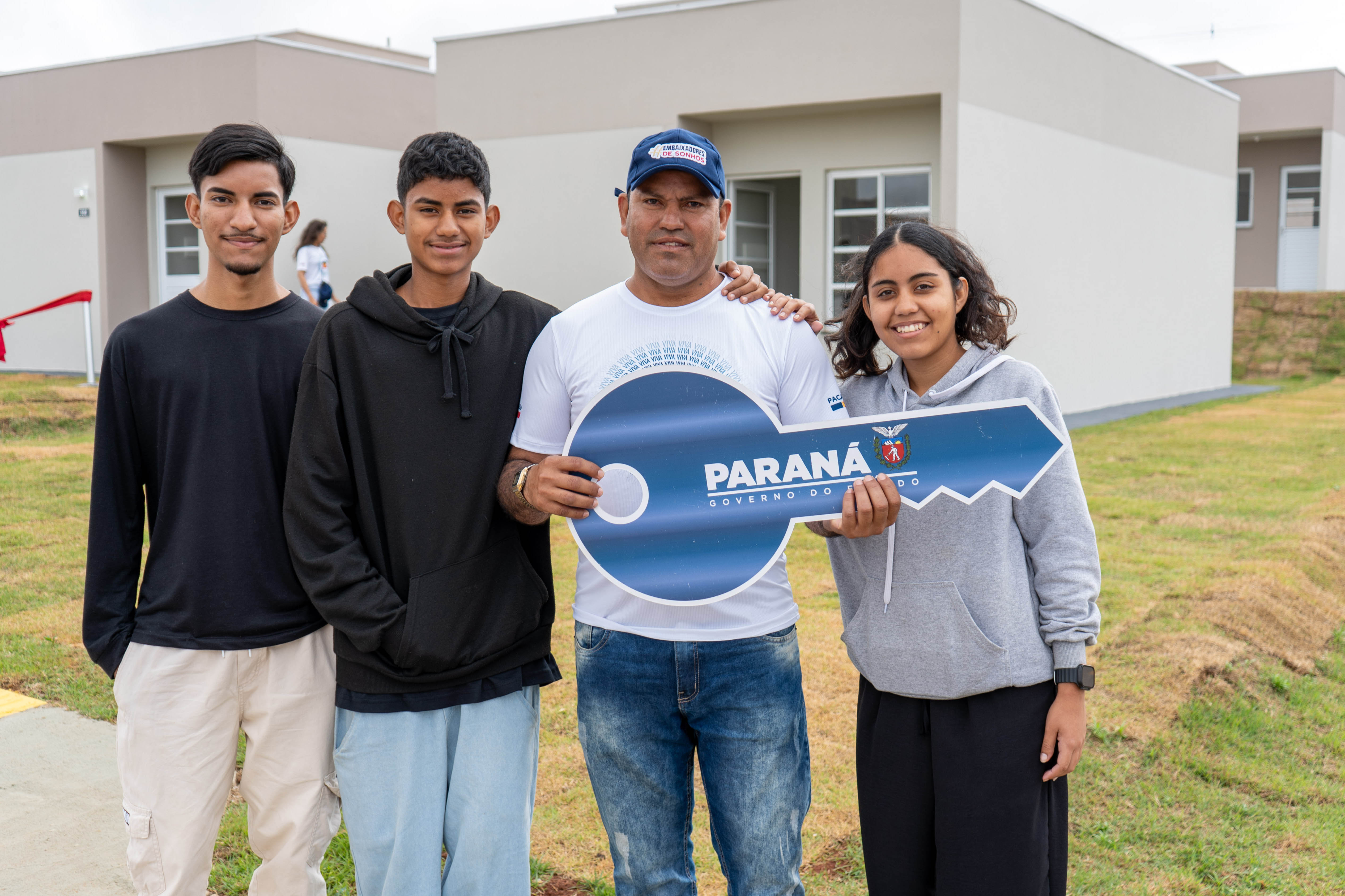 499 famílias de Ponta Grossa recebem chaves da casa própria com apoio do Estado