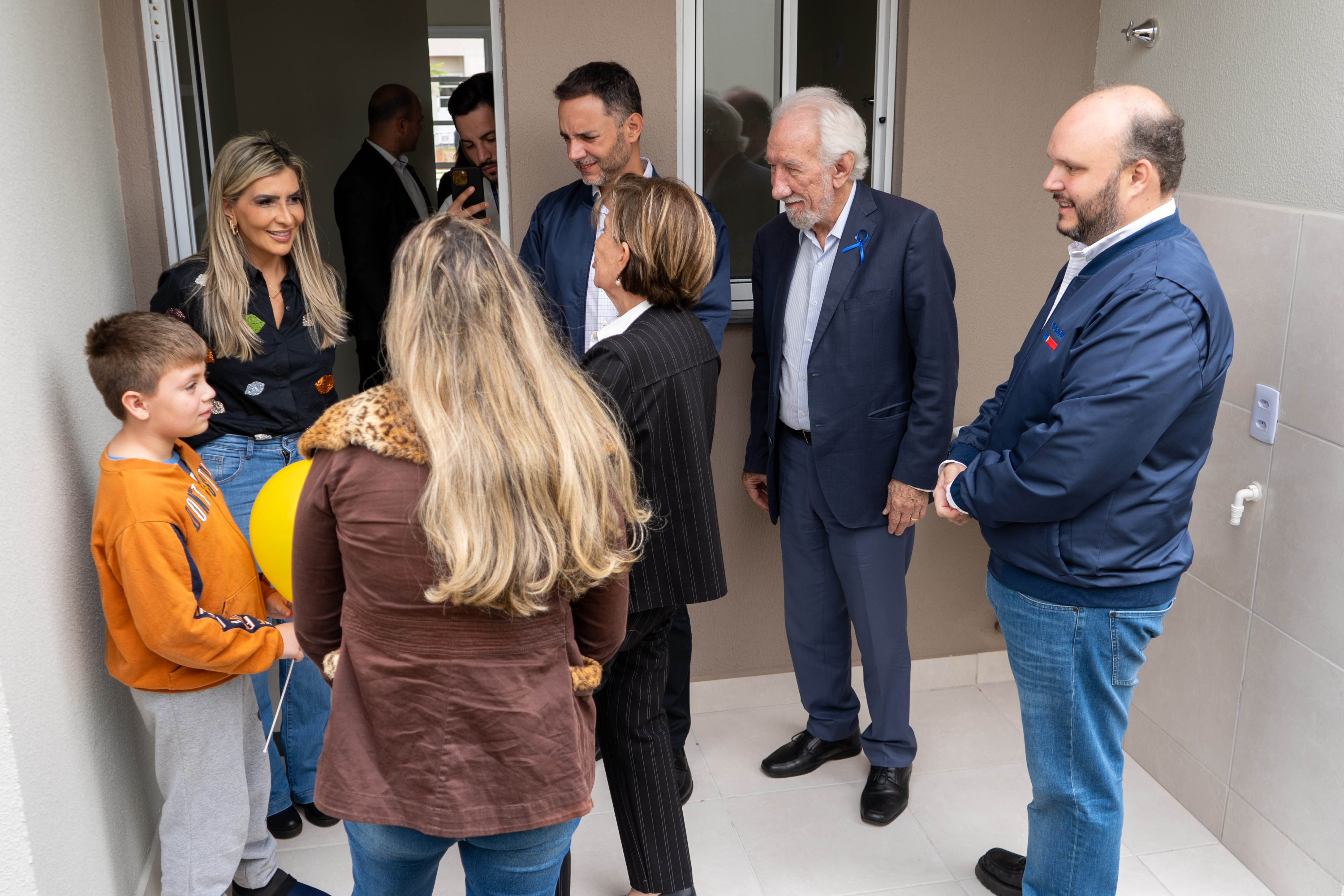 499 famílias de Ponta Grossa recebem chaves da casa própria com apoio do Estado