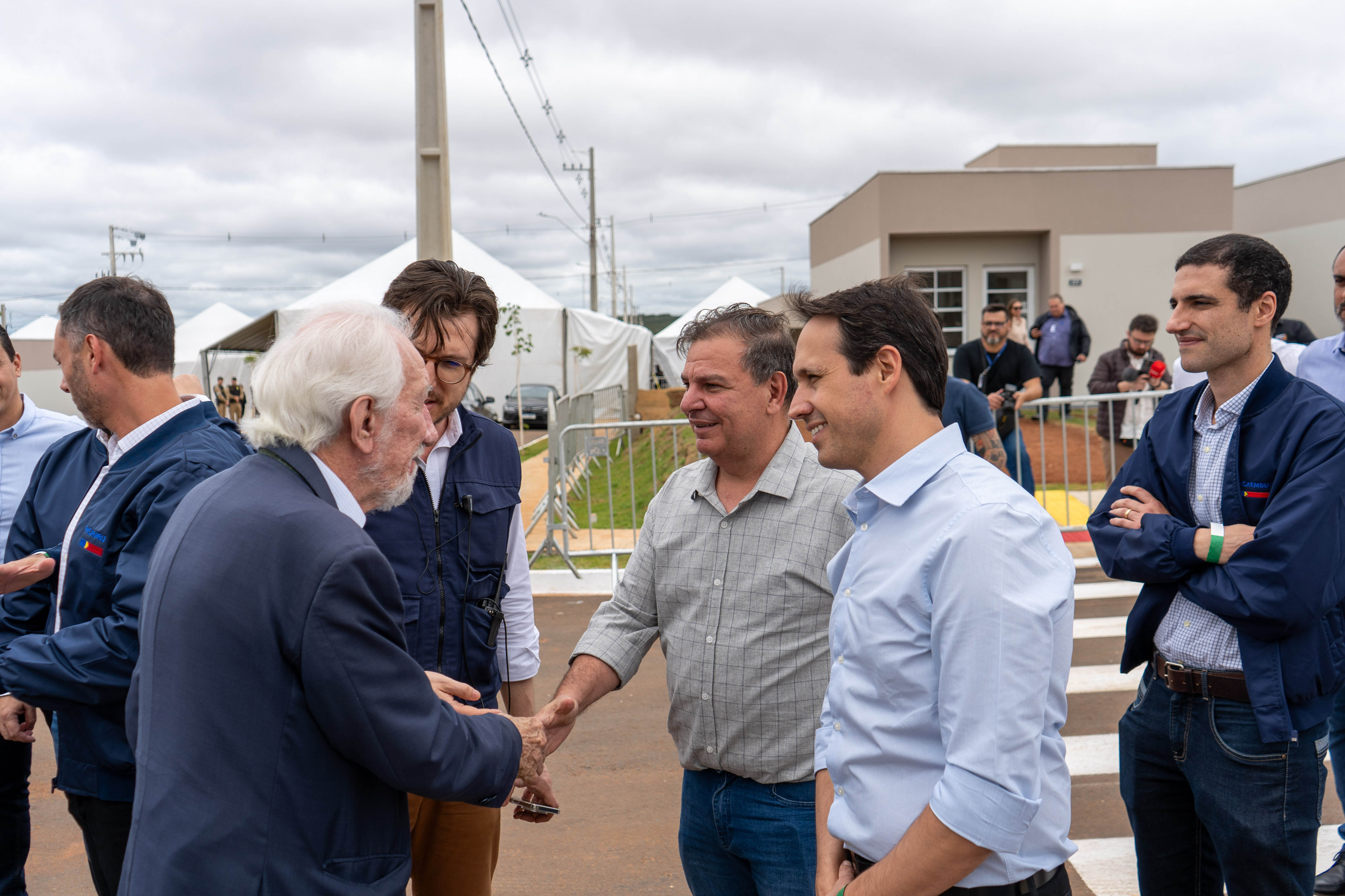 499 famílias de Ponta Grossa recebem chaves da casa própria com apoio do Estado
