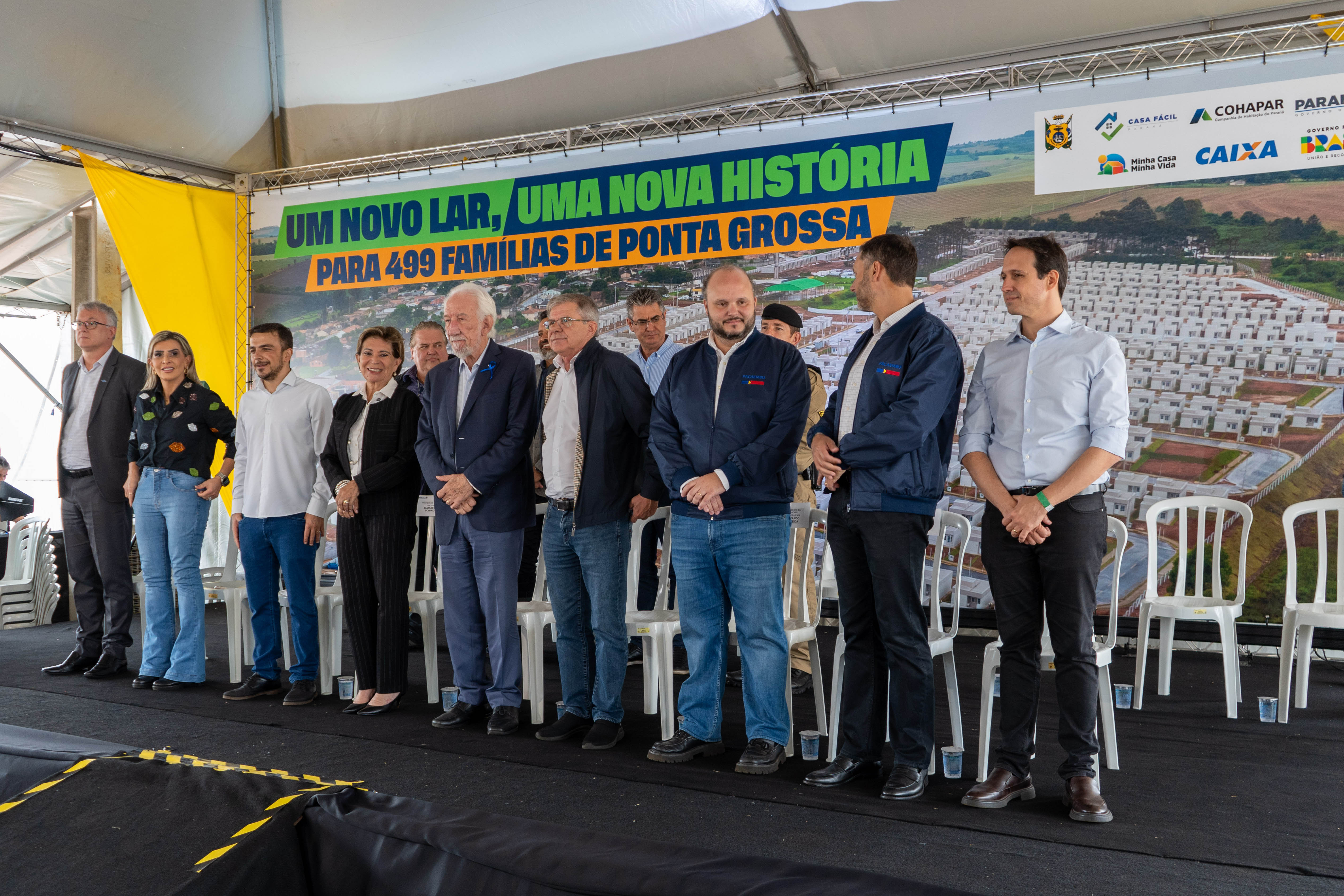 499 famílias de Ponta Grossa recebem chaves da casa própria com apoio do Estado