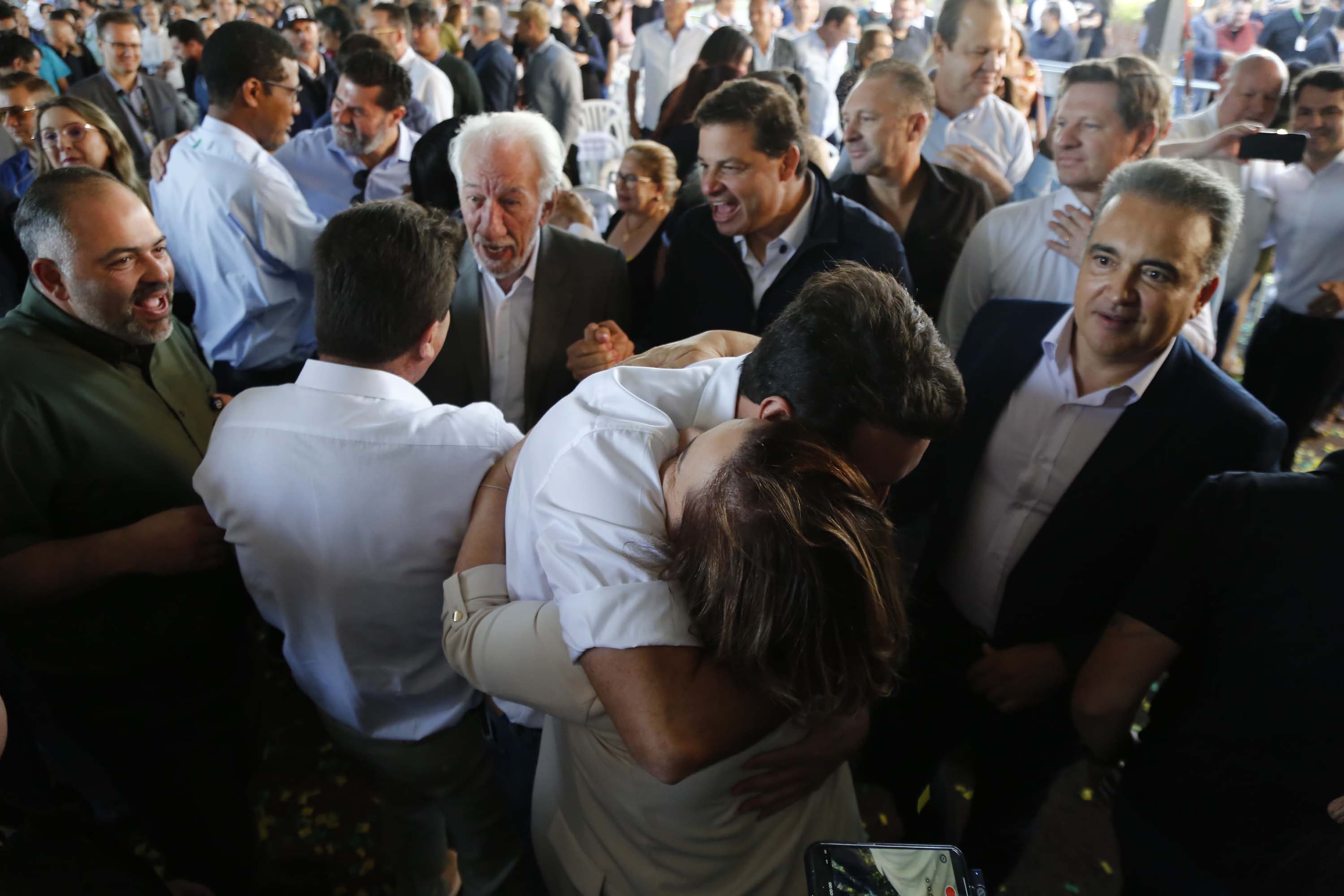 O governador Carlos Massa Ratinho Junior participou nesta sexta-feira (9) da entrega de um conjunto habitacional com 528 apartamentos em Guarapuava, na região Centro-Sul do Estado. O empreendimento recebeu R$ 2,47 milhões em investimentos do Governo do Estado, por meio do programa Casa Fácil Paraná, para subsidiar valores de entrada para 149 famílias.  Durante o evento, o governador também recebeu o projeto de engenharia para a ampliação da PR-170, assinou um convênio para a aquisição de equipamentos rodovi