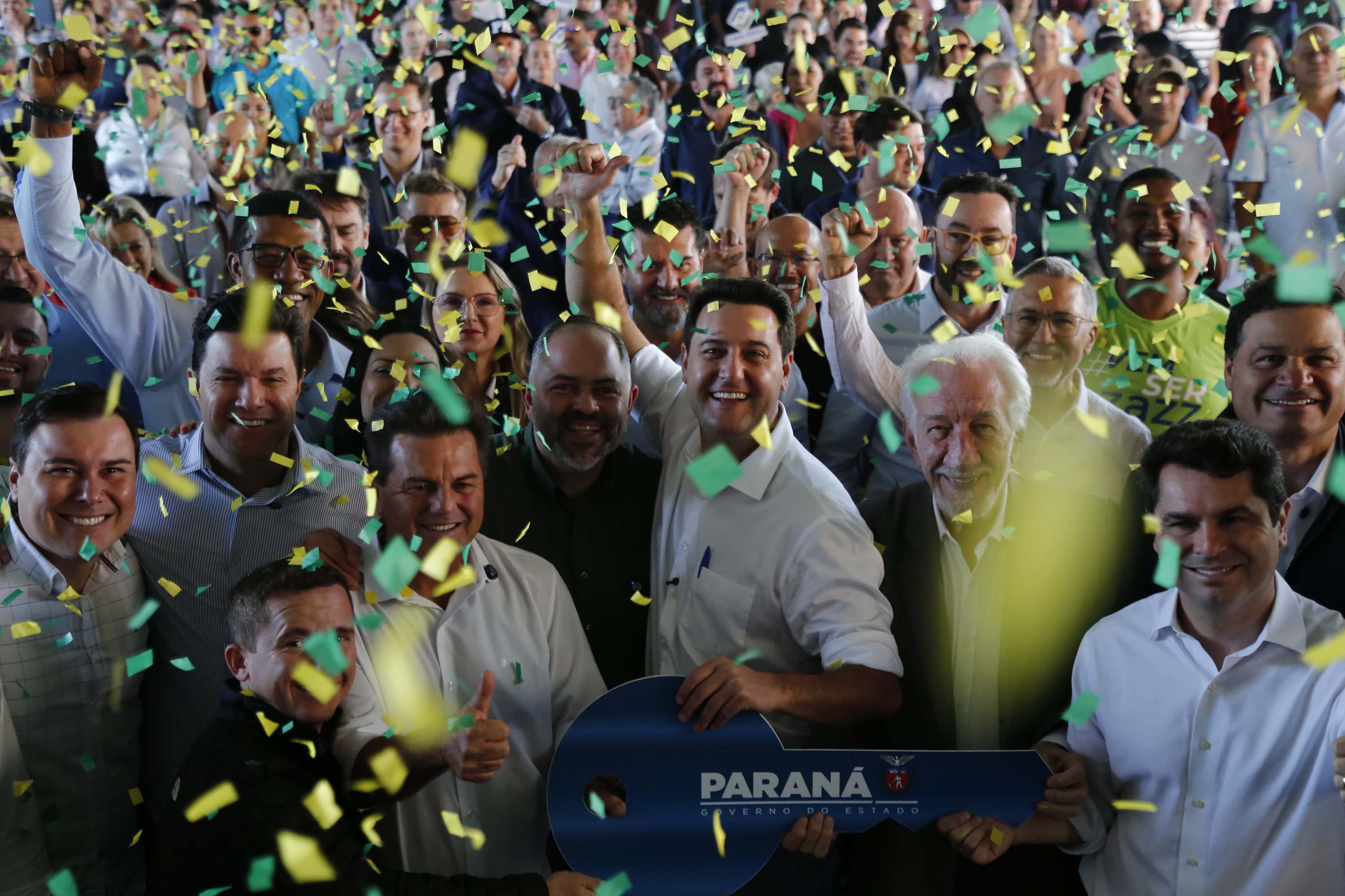 O governador Carlos Massa Ratinho Junior participou nesta sexta-feira (9) da entrega de um conjunto habitacional com 528 apartamentos em Guarapuava, na região Centro-Sul do Estado. O empreendimento recebeu R$ 2,47 milhões em investimentos do Governo do Estado, por meio do programa Casa Fácil Paraná, para subsidiar valores de entrada para 149 famílias.  Durante o evento, o governador também recebeu o projeto de engenharia para a ampliação da PR-170, assinou um convênio para a aquisição de equipamentos rodovi