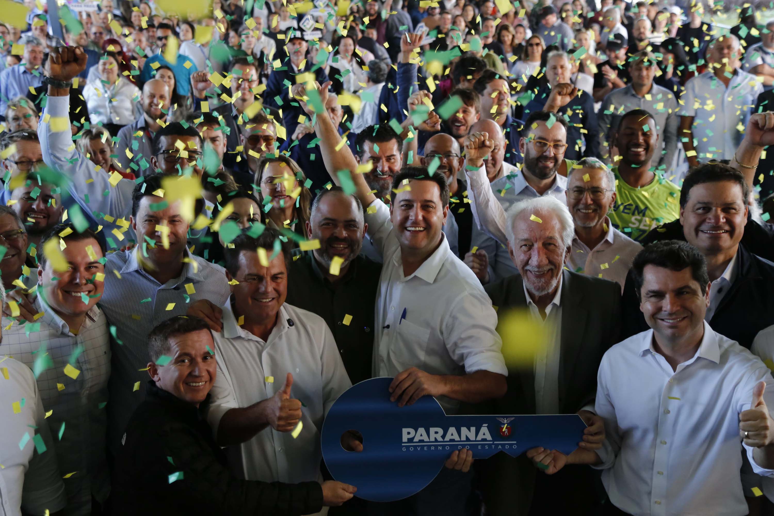 O governador Carlos Massa Ratinho Junior participou nesta sexta-feira (9) da entrega de um conjunto habitacional com 528 apartamentos em Guarapuava, na região Centro-Sul do Estado. O empreendimento recebeu R$ 2,47 milhões em investimentos do Governo do Estado, por meio do programa Casa Fácil Paraná, para subsidiar valores de entrada para 149 famílias.  Durante o evento, o governador também recebeu o projeto de engenharia para a ampliação da PR-170, assinou um convênio para a aquisição de equipamentos rodovi