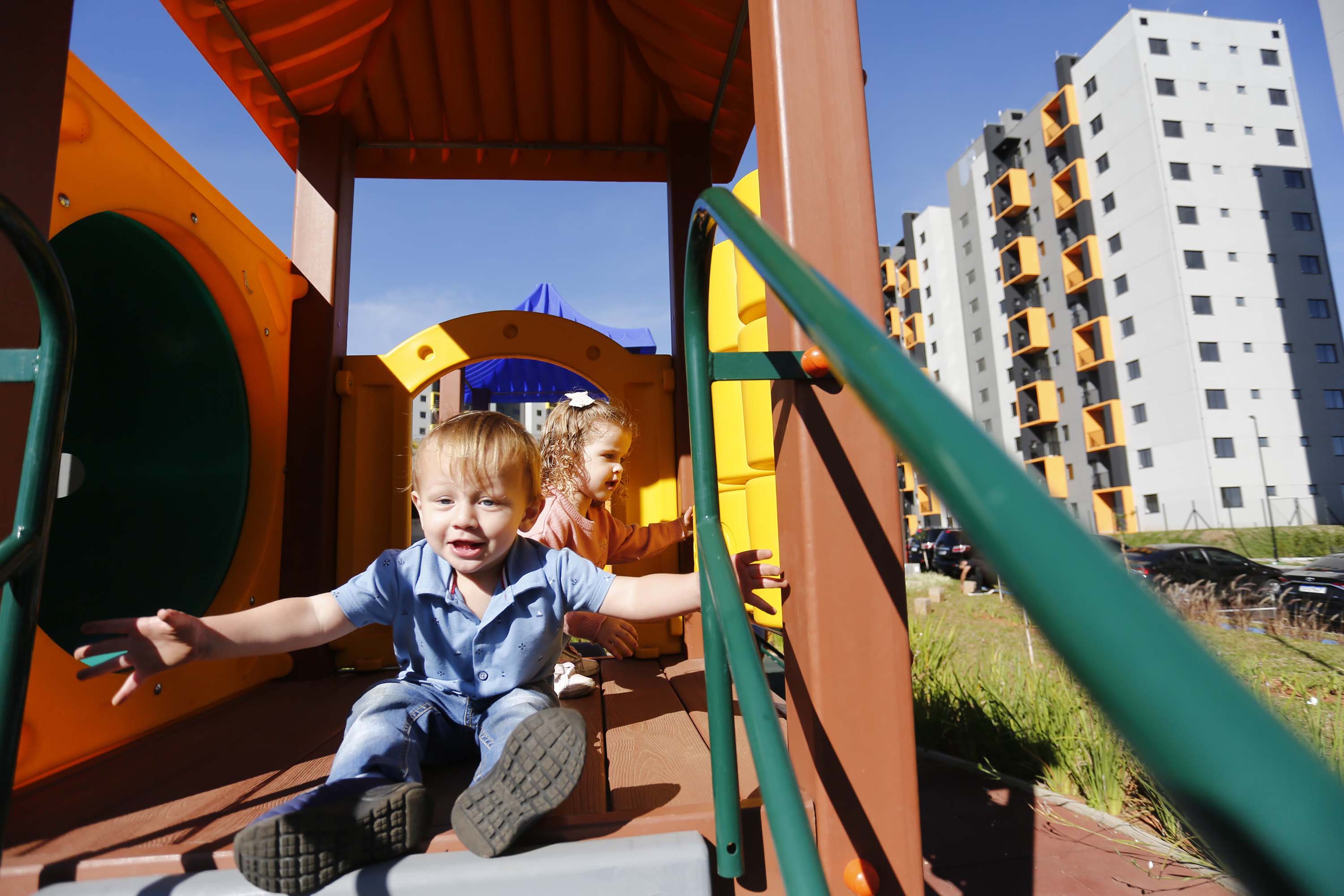 O governador Carlos Massa Ratinho Junior participou nesta sexta-feira (9) da entrega de um conjunto habitacional com 528 apartamentos em Guarapuava, na região Centro-Sul do Estado. O empreendimento recebeu R$ 2,47 milhões em investimentos do Governo do Estado, por meio do programa Casa Fácil Paraná, para subsidiar valores de entrada para 149 famílias.  Durante o evento, o governador também recebeu o projeto de engenharia para a ampliação da PR-170, assinou um convênio para a aquisição de equipamentos rodovi