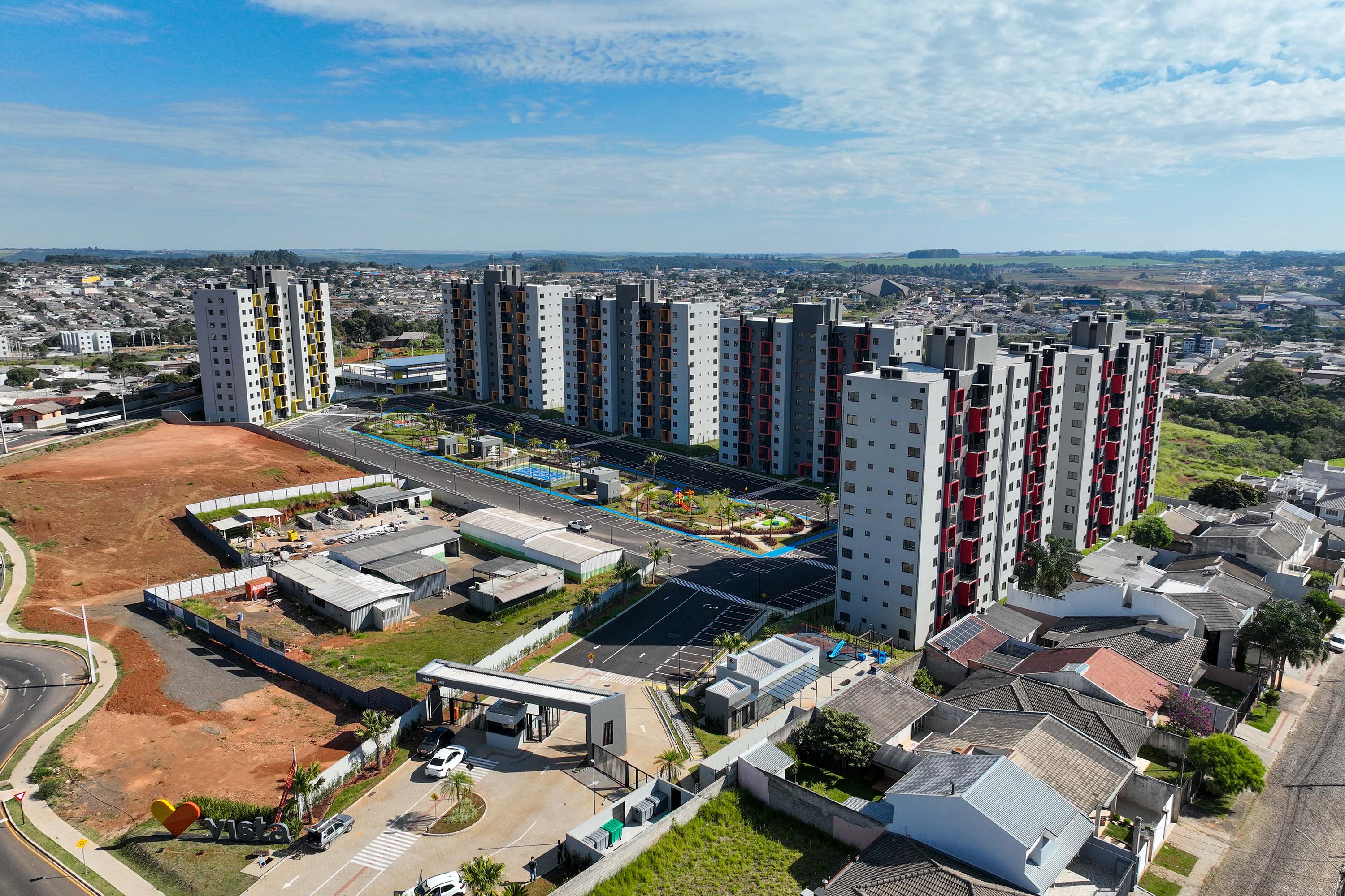 O governador Carlos Massa Ratinho Junior participou nesta sexta-feira (9) da entrega de um conjunto habitacional com 528 apartamentos em Guarapuava, na região Centro-Sul do Estado. O empreendimento recebeu R$ 2,47 milhões em investimentos do Governo do Estado, por meio do programa Casa Fácil Paraná, para subsidiar valores de entrada para 149 famílias.  Durante o evento, o governador também recebeu o projeto de engenharia para a ampliação da PR-170, assinou um convênio para a aquisição de equipamentos rodovi