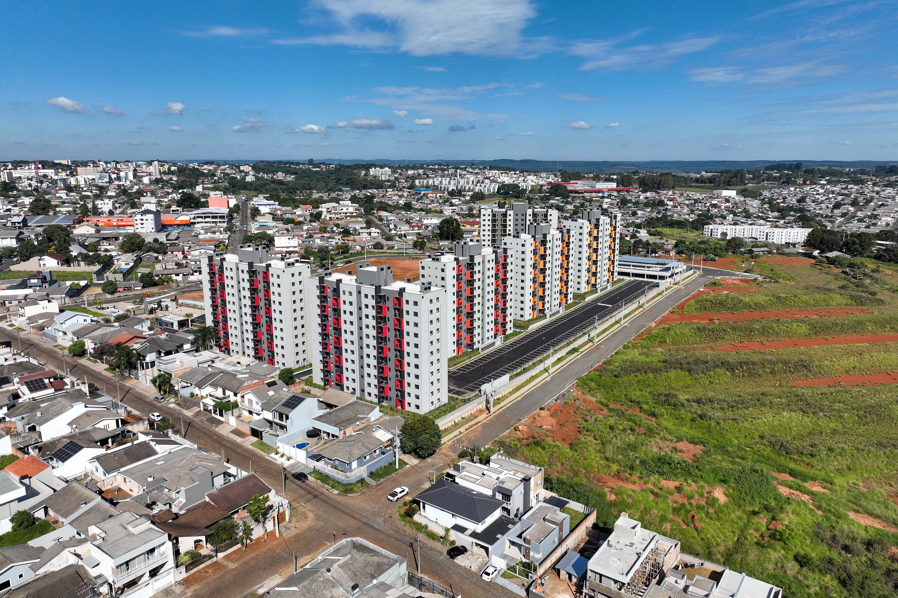 O governador Carlos Massa Ratinho Junior participou nesta sexta-feira (9) da entrega de um conjunto habitacional com 528 apartamentos em Guarapuava, na região Centro-Sul do Estado. O empreendimento recebeu R$ 2,47 milhões em investimentos do Governo do Estado, por meio do programa Casa Fácil Paraná, para subsidiar valores de entrada para 149 famílias.  Durante o evento, o governador também recebeu o projeto de engenharia para a ampliação da PR-170, assinou um convênio para a aquisição de equipamentos rodovi