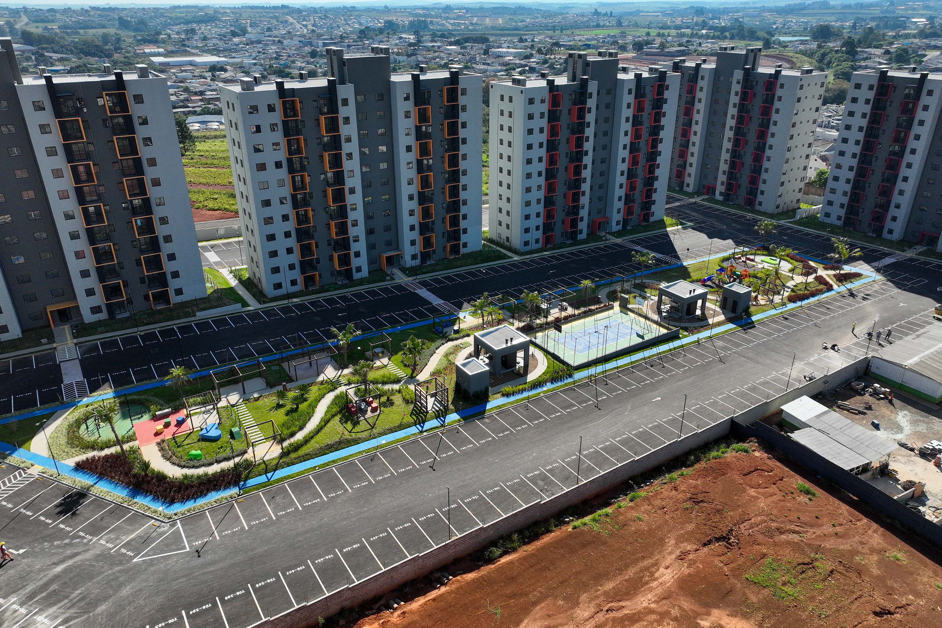 O governador Carlos Massa Ratinho Junior participou nesta sexta-feira (9) da entrega de um conjunto habitacional com 528 apartamentos em Guarapuava, na região Centro-Sul do Estado. O empreendimento recebeu R$ 2,47 milhões em investimentos do Governo do Estado, por meio do programa Casa Fácil Paraná, para subsidiar valores de entrada para 149 famílias.  Durante o evento, o governador também recebeu o projeto de engenharia para a ampliação da PR-170, assinou um convênio para a aquisição de equipamentos rodovi