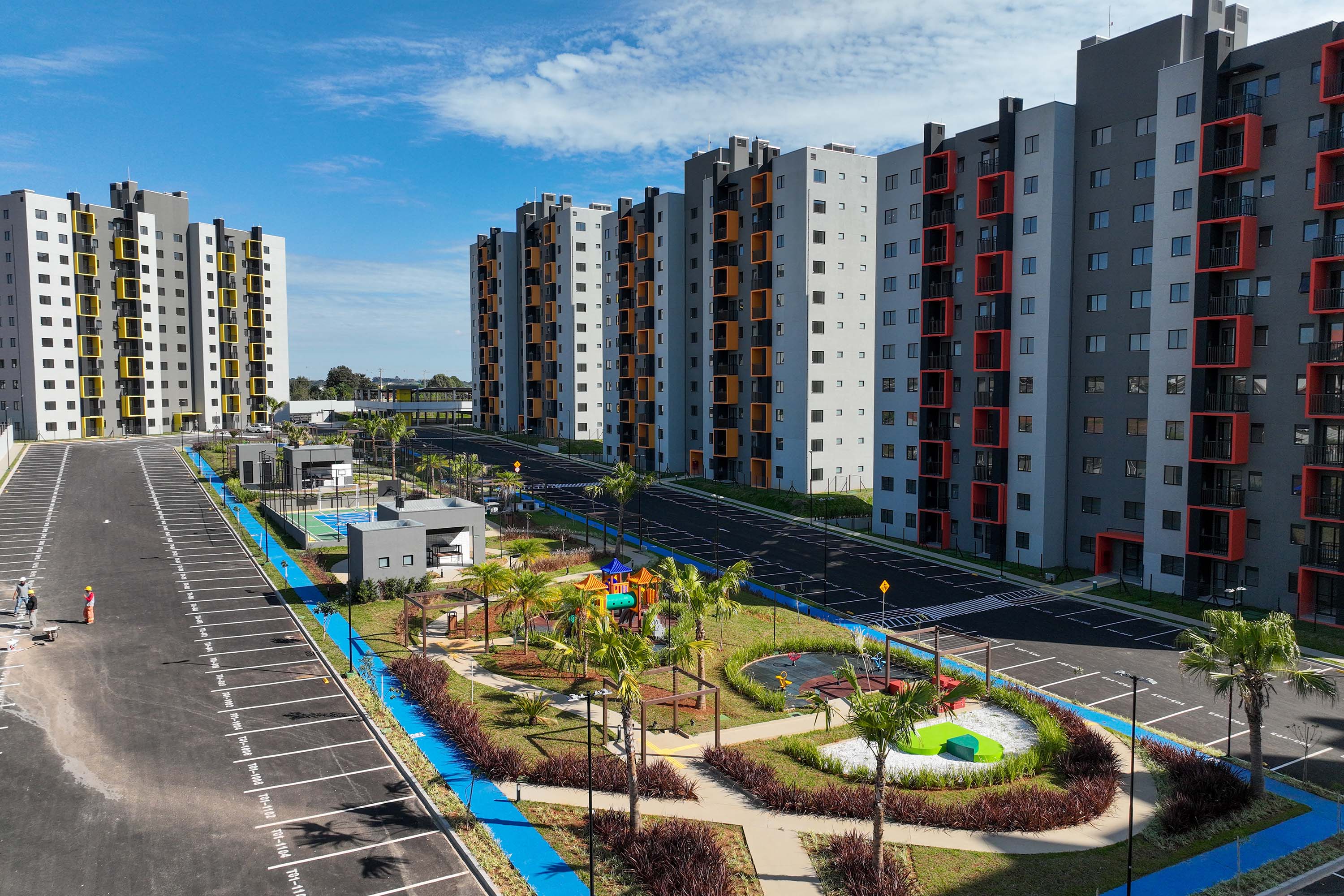 O governador Carlos Massa Ratinho Junior participou nesta sexta-feira (9) da entrega de um conjunto habitacional com 528 apartamentos em Guarapuava, na região Centro-Sul do Estado. O empreendimento recebeu R$ 2,47 milhões em investimentos do Governo do Estado, por meio do programa Casa Fácil Paraná, para subsidiar valores de entrada para 149 famílias.  Durante o evento, o governador também recebeu o projeto de engenharia para a ampliação da PR-170, assinou um convênio para a aquisição de equipamentos rodovi