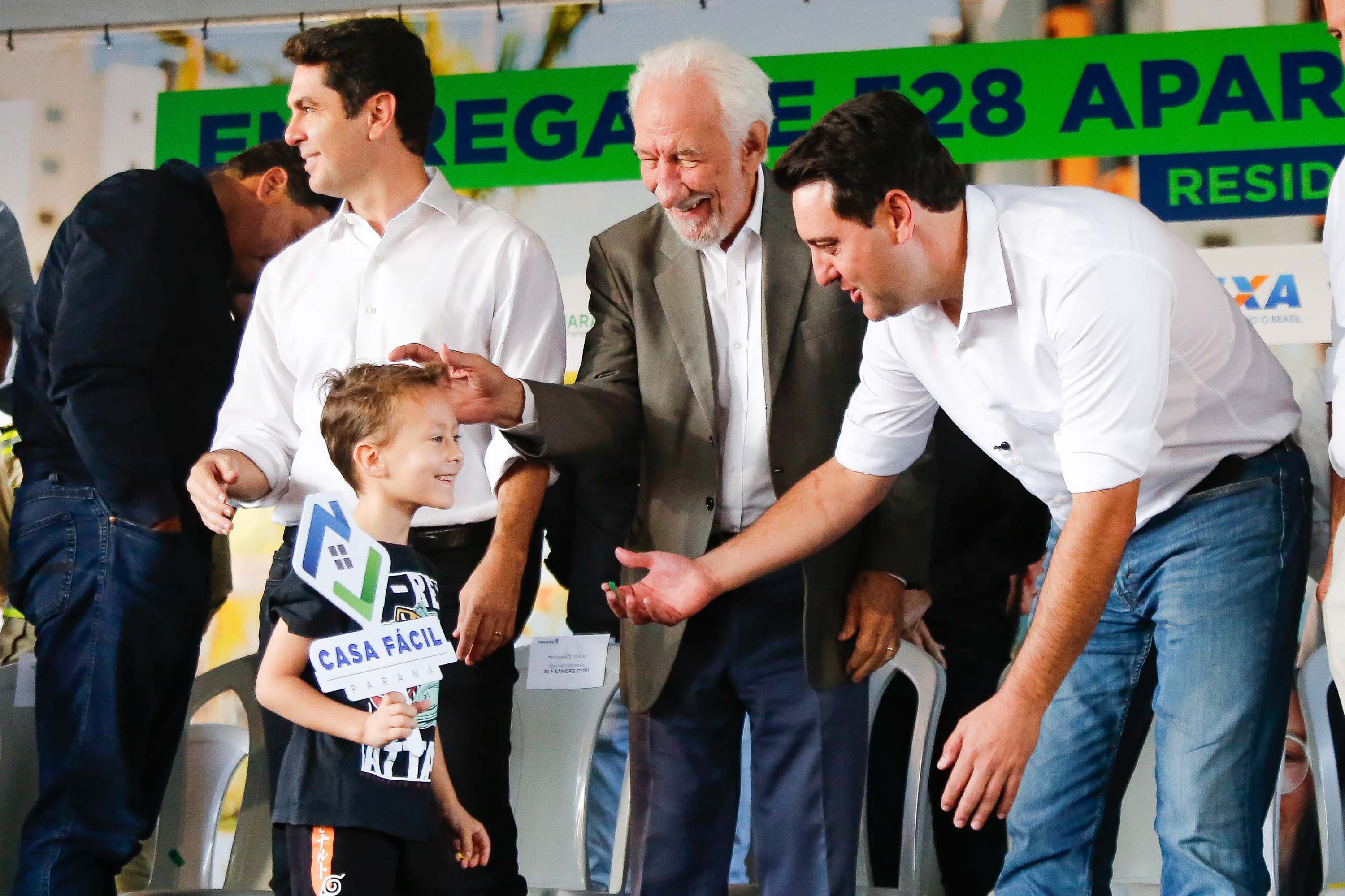 O governador Carlos Massa Ratinho Junior participou nesta sexta-feira (9) da entrega de um conjunto habitacional com 528 apartamentos em Guarapuava, na região Centro-Sul do Estado. O empreendimento recebeu R$ 2,47 milhões em investimentos do Governo do Estado, por meio do programa Casa Fácil Paraná, para subsidiar valores de entrada para 149 famílias.  Durante o evento, o governador também recebeu o projeto de engenharia para a ampliação da PR-170, assinou um convênio para a aquisição de equipamentos rodovi