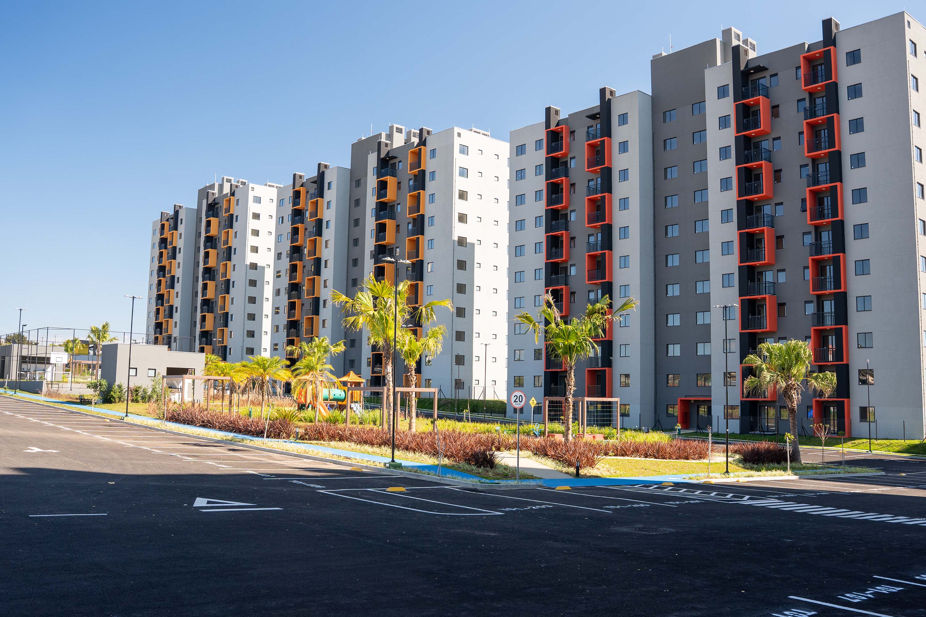 O governador Carlos Massa Ratinho Junior participou nesta sexta-feira (9) da entrega de um conjunto habitacional com 528 apartamentos em Guarapuava, na região Centro-Sul do Estado. O empreendimento recebeu R$ 2,47 milhões em investimentos do Governo do Estado, por meio do programa Casa Fácil Paraná, para subsidiar valores de entrada para 149 famílias.  Durante o evento, o governador também recebeu o projeto de engenharia para a ampliação da PR-170, assinou um convênio para a aquisição de equipamentos rodovi