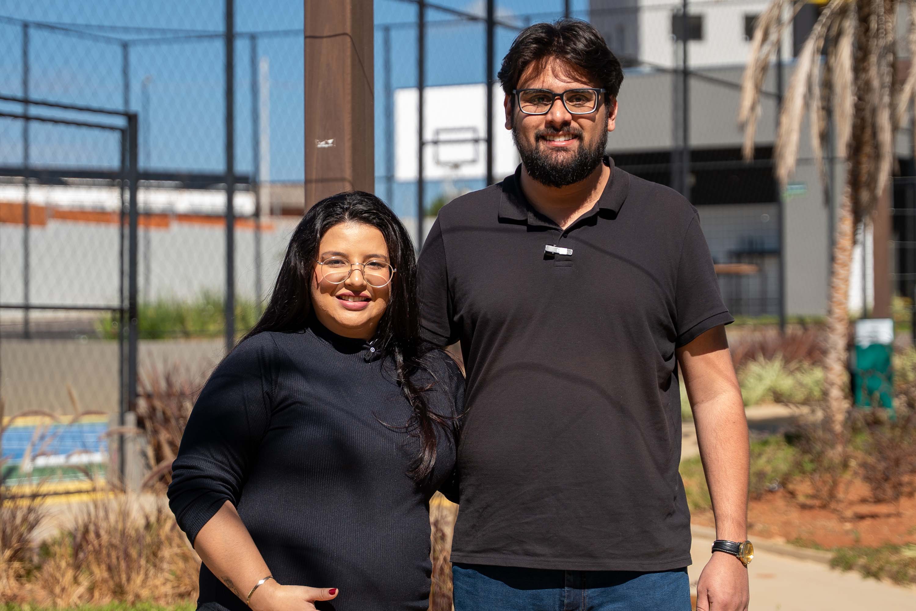 O governador Carlos Massa Ratinho Junior participou nesta sexta-feira (9) da entrega de um conjunto habitacional com 528 apartamentos em Guarapuava, na região Centro-Sul do Estado. O empreendimento recebeu R$ 2,47 milhões em investimentos do Governo do Estado, por meio do programa Casa Fácil Paraná, para subsidiar valores de entrada para 149 famílias.  Durante o evento, o governador também recebeu o projeto de engenharia para a ampliação da PR-170, assinou um convênio para a aquisição de equipamentos rodovi