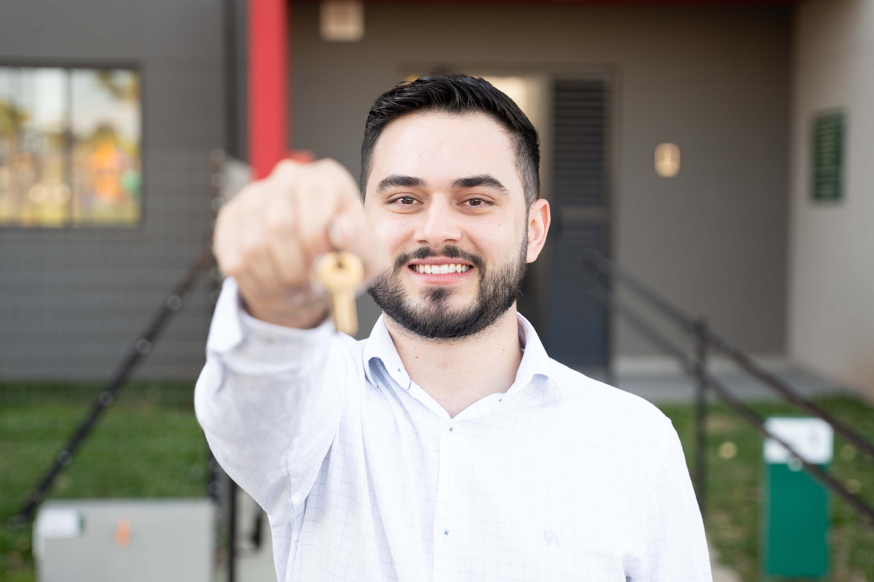 O governador Carlos Massa Ratinho Junior participou nesta sexta-feira (9) da entrega de um conjunto habitacional com 528 apartamentos em Guarapuava, na região Centro-Sul do Estado. O empreendimento recebeu R$ 2,47 milhões em investimentos do Governo do Estado, por meio do programa Casa Fácil Paraná, para subsidiar valores de entrada para 149 famílias.  Durante o evento, o governador também recebeu o projeto de engenharia para a ampliação da PR-170, assinou um convênio para a aquisição de equipamentos rodovi