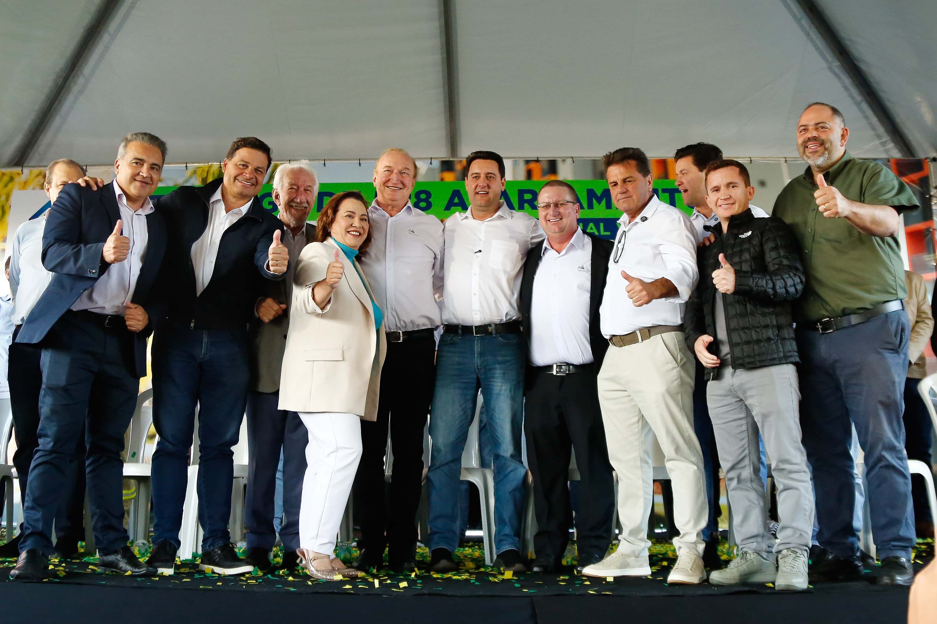 O governador Carlos Massa Ratinho Junior participou nesta sexta-feira (9) da entrega de um conjunto habitacional com 528 apartamentos em Guarapuava, na região Centro-Sul do Estado. O empreendimento recebeu R$ 2,47 milhões em investimentos do Governo do Estado, por meio do programa Casa Fácil Paraná, para subsidiar valores de entrada para 149 famílias.  Durante o evento, o governador também recebeu o projeto de engenharia para a ampliação da PR-170, assinou um convênio para a aquisição de equipamentos rodovi