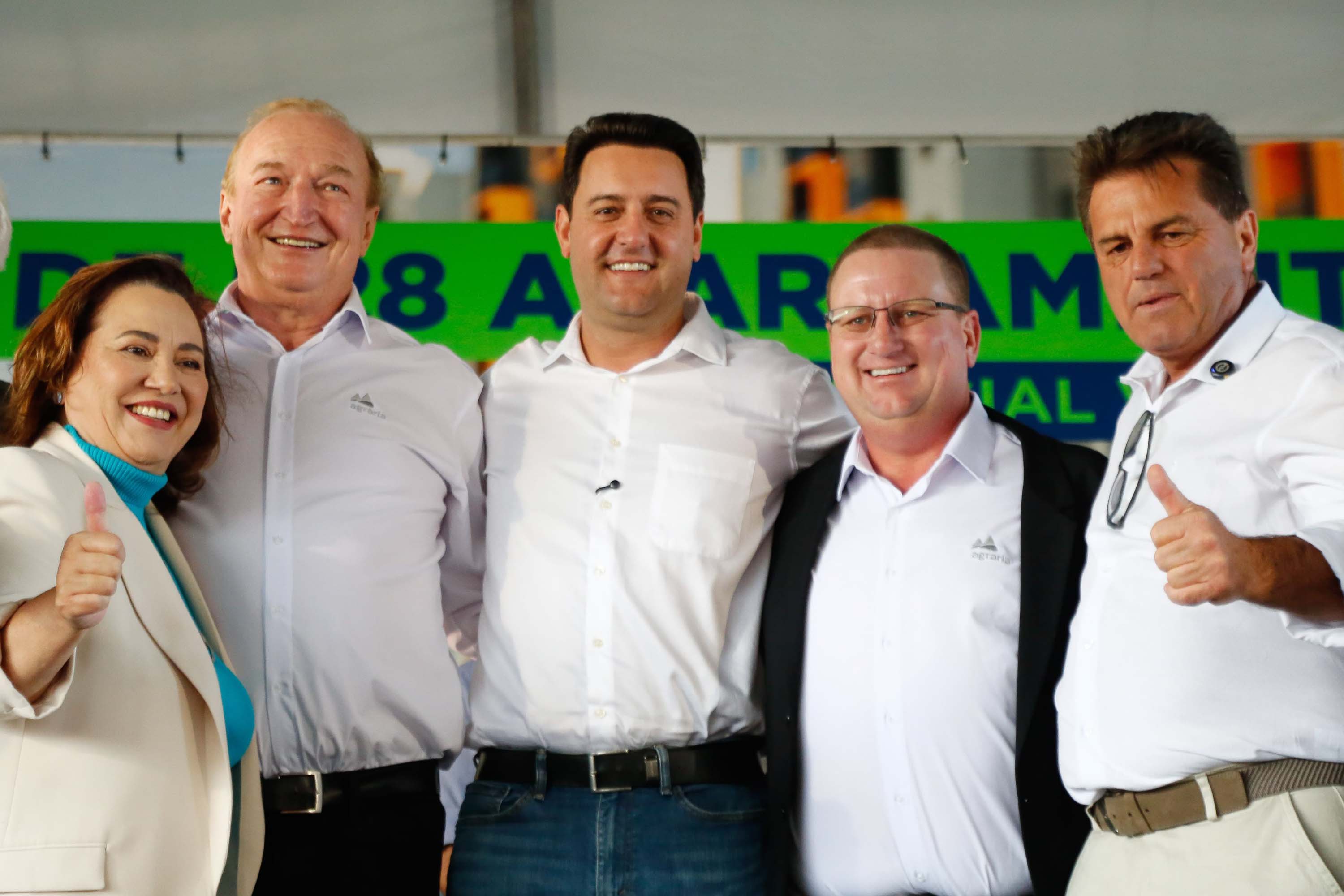 O governador Carlos Massa Ratinho Junior participou nesta sexta-feira (9) da entrega de um conjunto habitacional com 528 apartamentos em Guarapuava, na região Centro-Sul do Estado. O empreendimento recebeu R$ 2,47 milhões em investimentos do Governo do Estado, por meio do programa Casa Fácil Paraná, para subsidiar valores de entrada para 149 famílias.  Durante o evento, o governador também recebeu o projeto de engenharia para a ampliação da PR-170, assinou um convênio para a aquisição de equipamentos rodovi
