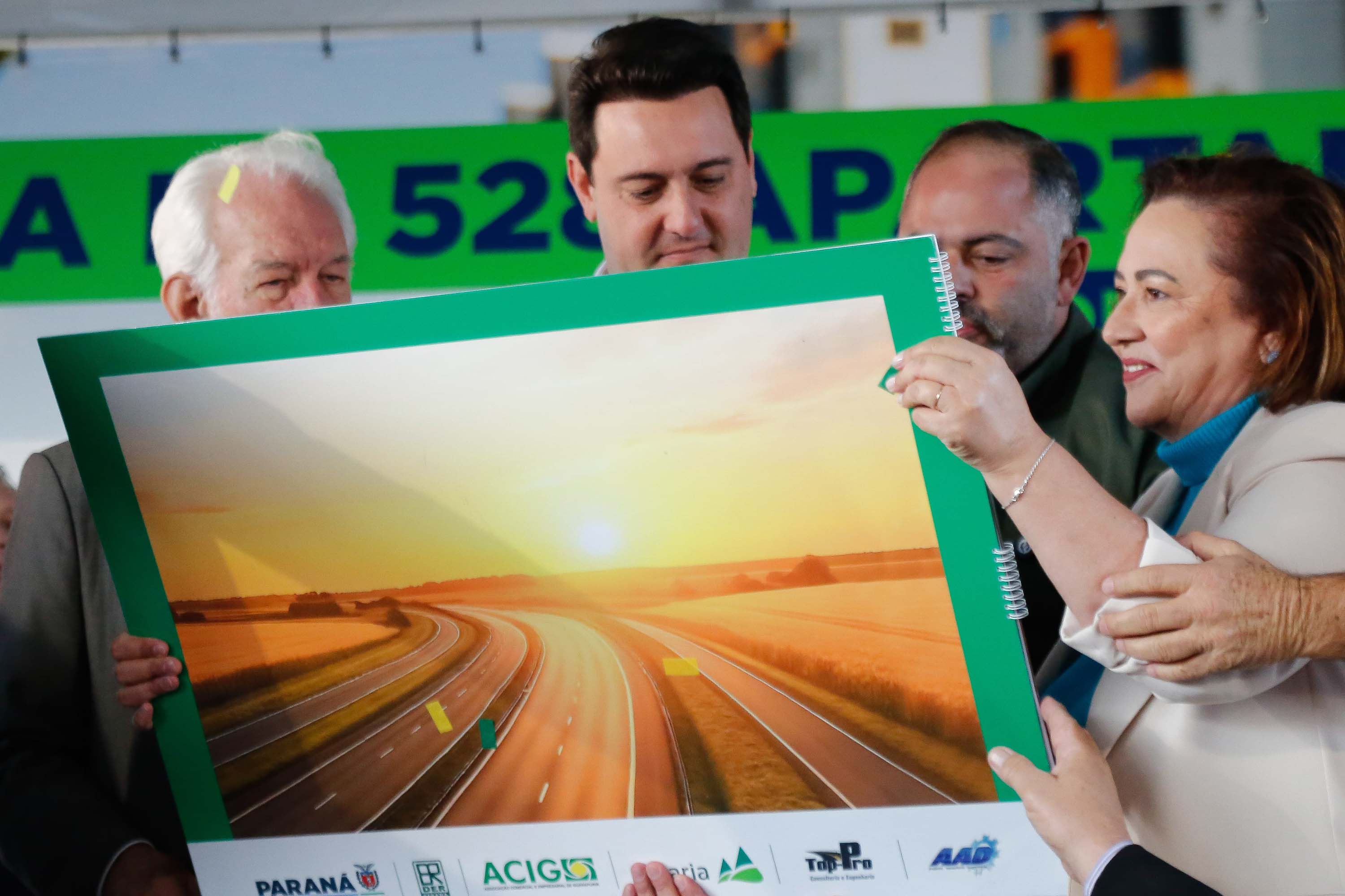 O governador Carlos Massa Ratinho Junior participou nesta sexta-feira (9) da entrega de um conjunto habitacional com 528 apartamentos em Guarapuava, na região Centro-Sul do Estado. O empreendimento recebeu R$ 2,47 milhões em investimentos do Governo do Estado, por meio do programa Casa Fácil Paraná, para subsidiar valores de entrada para 149 famílias.  Durante o evento, o governador também recebeu o projeto de engenharia para a ampliação da PR-170, assinou um convênio para a aquisição de equipamentos rodovi