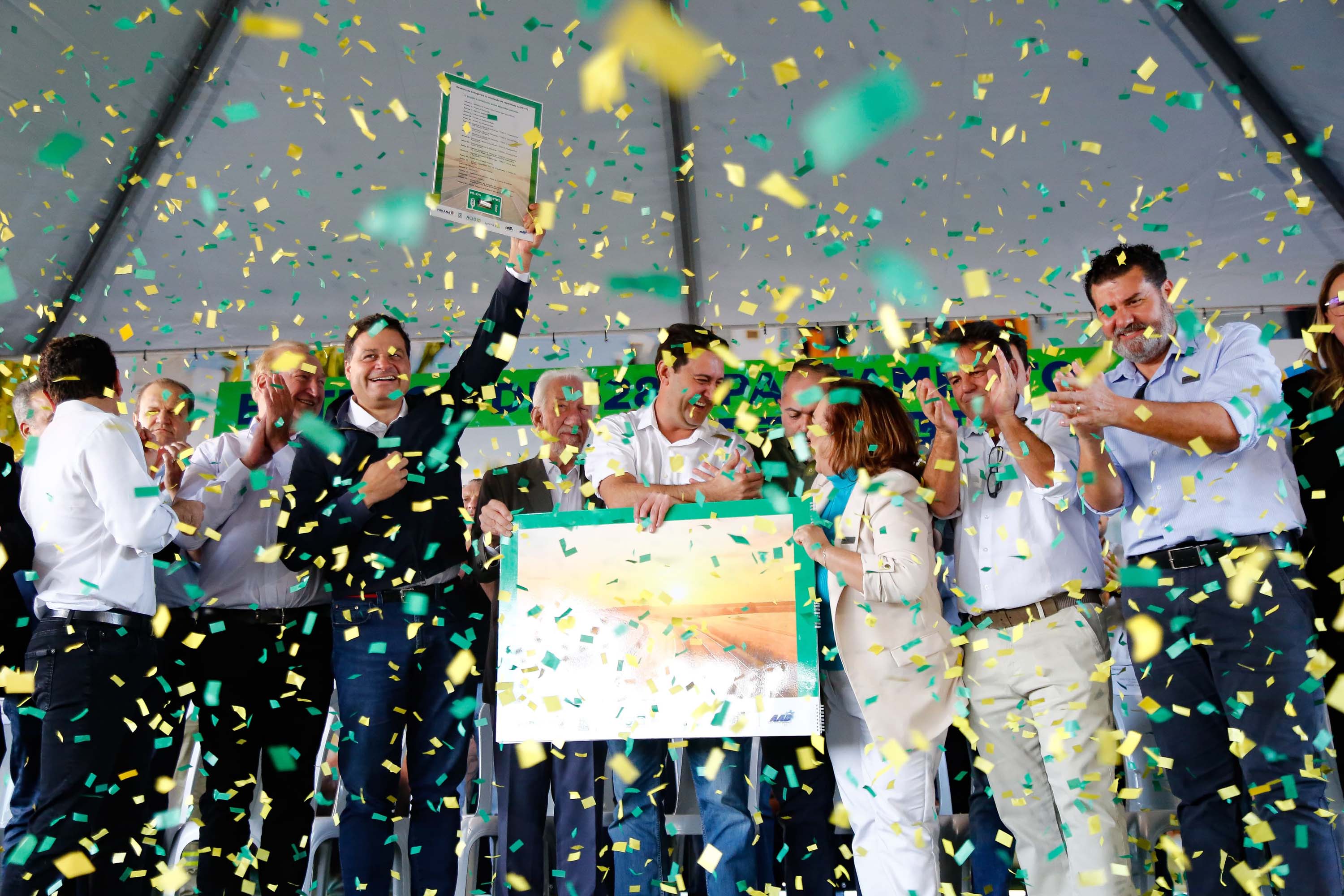 O governador Carlos Massa Ratinho Junior participou nesta sexta-feira (9) da entrega de um conjunto habitacional com 528 apartamentos em Guarapuava, na região Centro-Sul do Estado. O empreendimento recebeu R$ 2,47 milhões em investimentos do Governo do Estado, por meio do programa Casa Fácil Paraná, para subsidiar valores de entrada para 149 famílias.  Durante o evento, o governador também recebeu o projeto de engenharia para a ampliação da PR-170, assinou um convênio para a aquisição de equipamentos rodovi