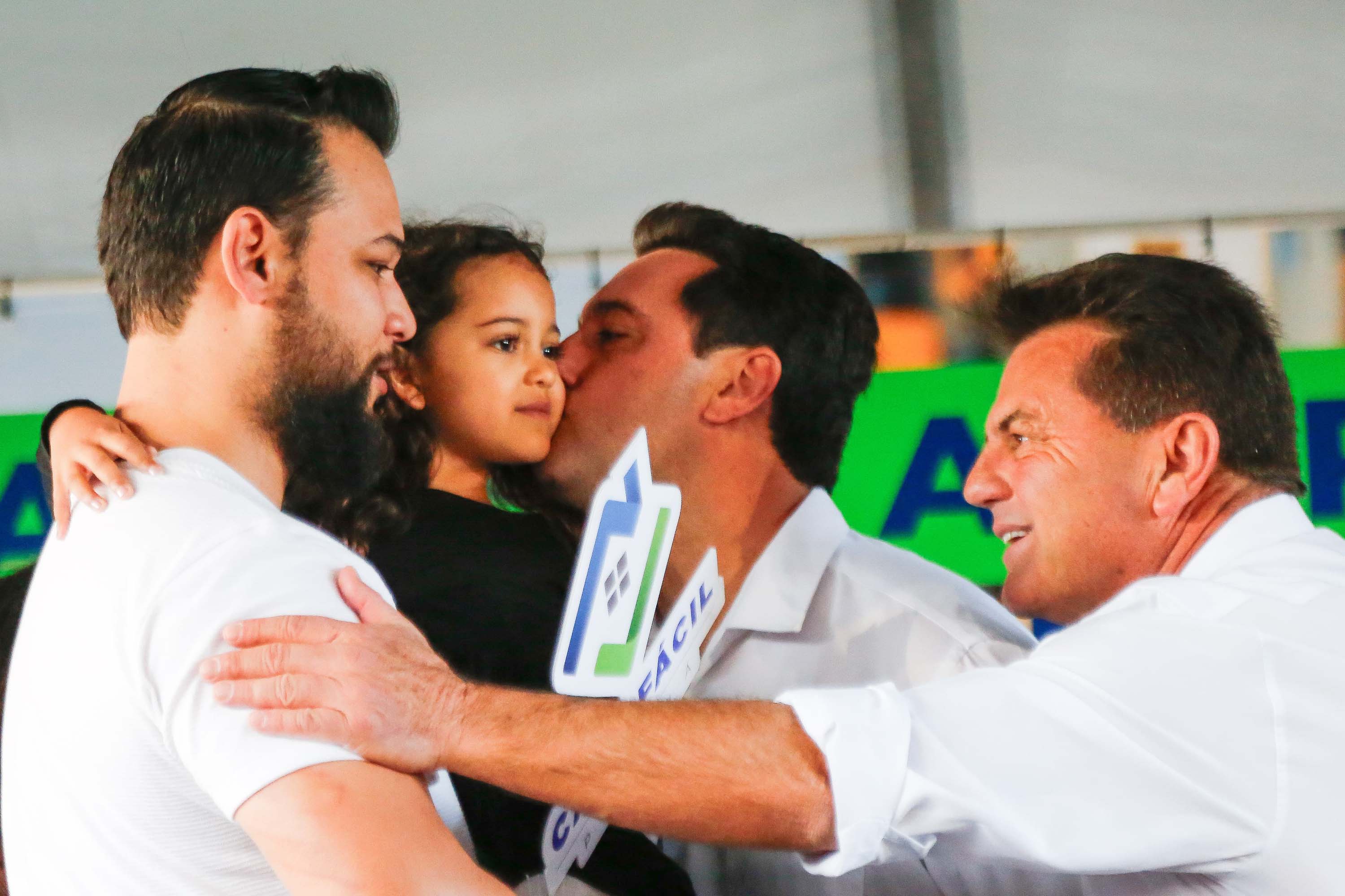 O governador Carlos Massa Ratinho Junior participou nesta sexta-feira (9) da entrega de um conjunto habitacional com 528 apartamentos em Guarapuava, na região Centro-Sul do Estado. O empreendimento recebeu R$ 2,47 milhões em investimentos do Governo do Estado, por meio do programa Casa Fácil Paraná, para subsidiar valores de entrada para 149 famílias.  Durante o evento, o governador também recebeu o projeto de engenharia para a ampliação da PR-170, assinou um convênio para a aquisição de equipamentos rodovi