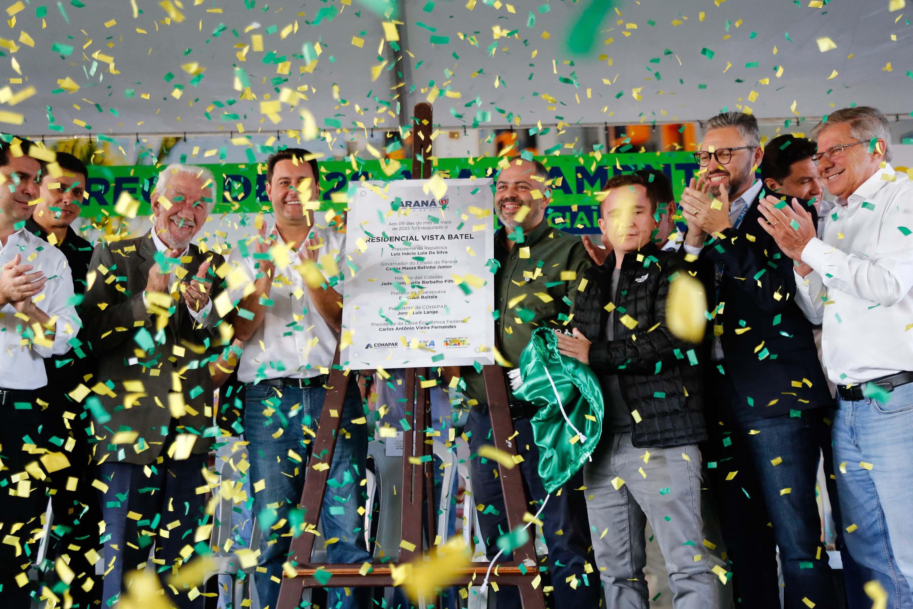 O governador Carlos Massa Ratinho Junior participou nesta sexta-feira (9) da entrega de um conjunto habitacional com 528 apartamentos em Guarapuava, na região Centro-Sul do Estado. O empreendimento recebeu R$ 2,47 milhões em investimentos do Governo do Estado, por meio do programa Casa Fácil Paraná, para subsidiar valores de entrada para 149 famílias.  Durante o evento, o governador também recebeu o projeto de engenharia para a ampliação da PR-170, assinou um convênio para a aquisição de equipamentos rodovi