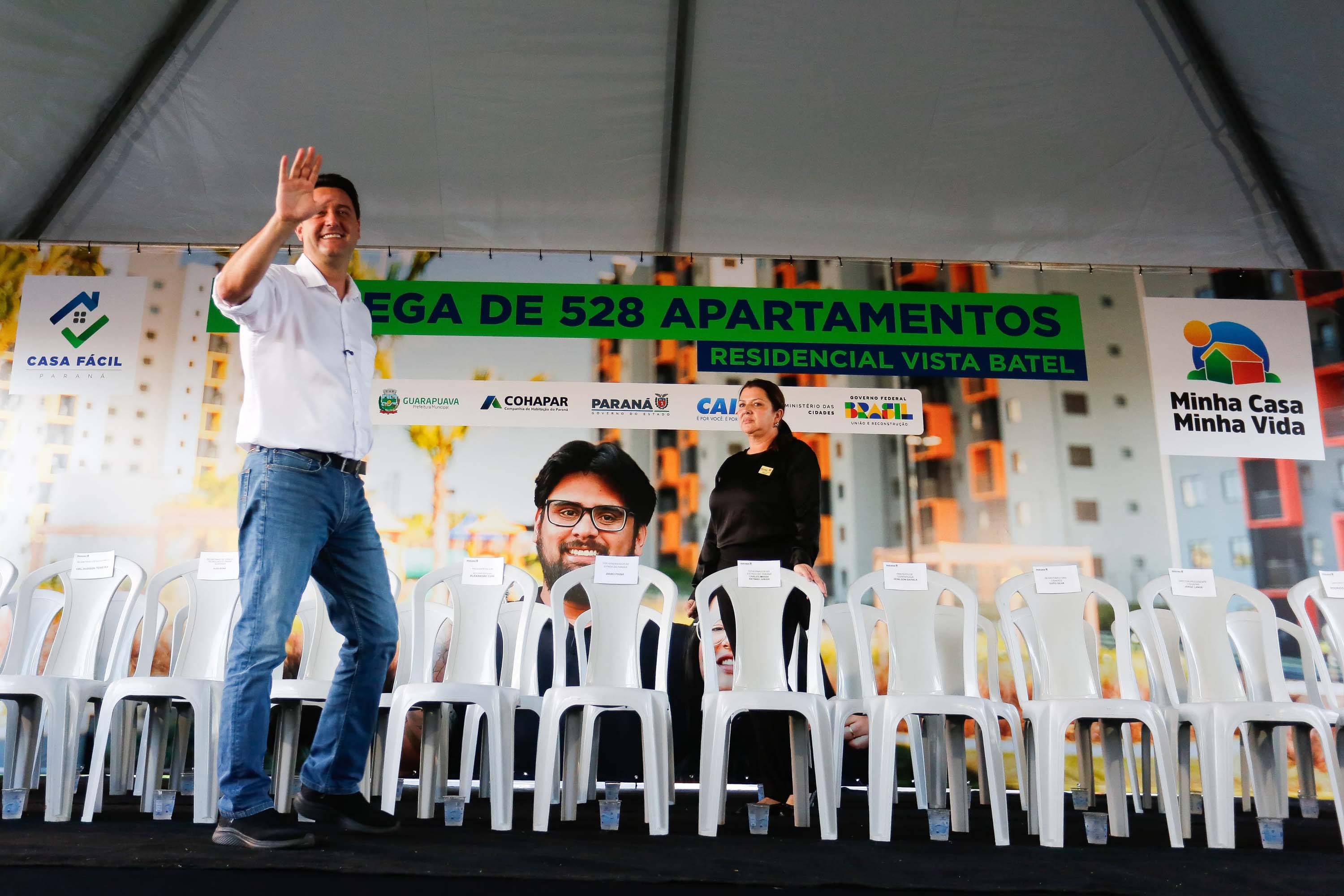 O governador Carlos Massa Ratinho Junior participou nesta sexta-feira (9) da entrega de um conjunto habitacional com 528 apartamentos em Guarapuava, na região Centro-Sul do Estado. O empreendimento recebeu R$ 2,47 milhões em investimentos do Governo do Estado, por meio do programa Casa Fácil Paraná, para subsidiar valores de entrada para 149 famílias.  Durante o evento, o governador também recebeu o projeto de engenharia para a ampliação da PR-170, assinou um convênio para a aquisição de equipamentos rodovi