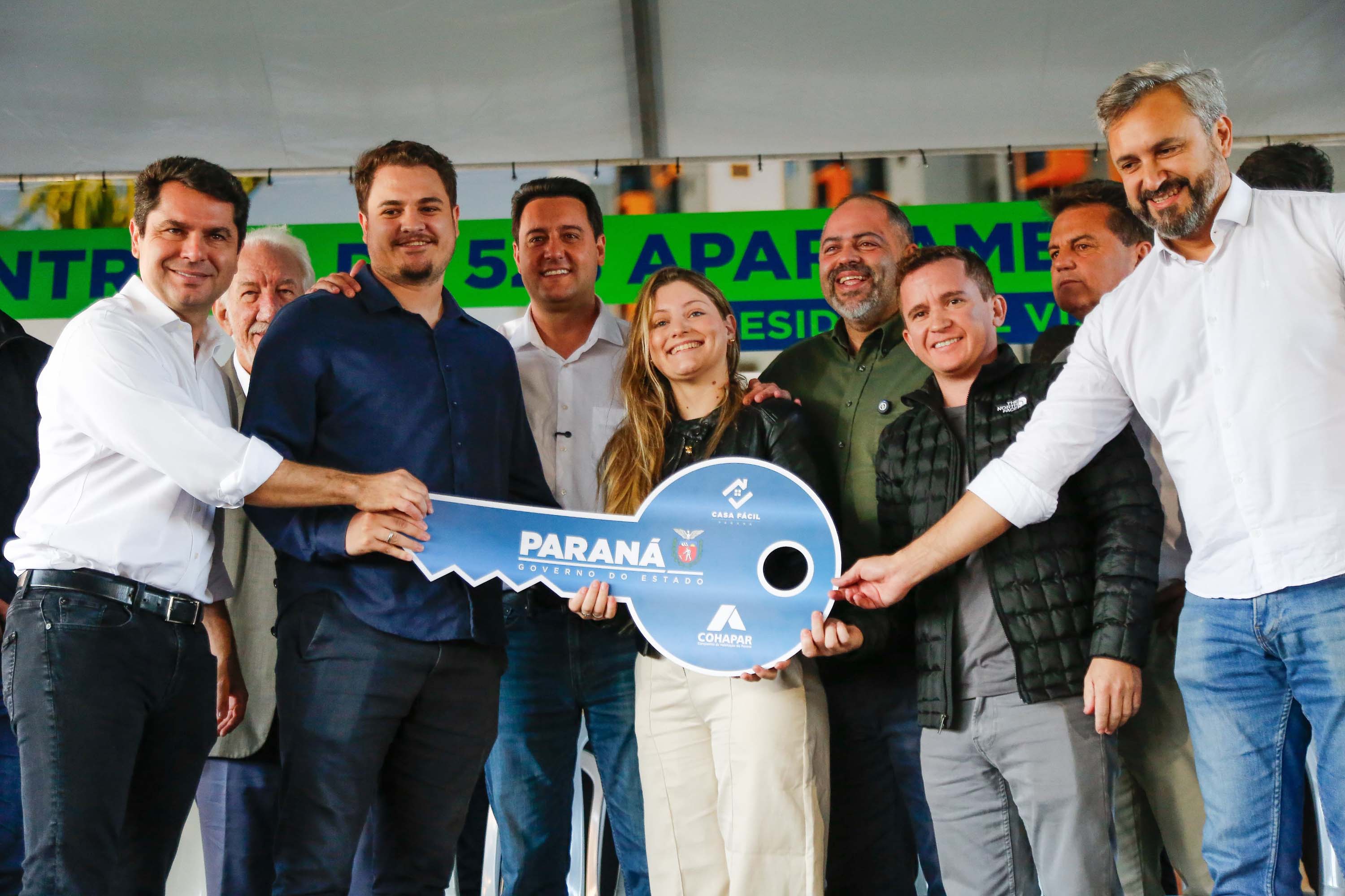 O governador Carlos Massa Ratinho Junior participou nesta sexta-feira (9) da entrega de um conjunto habitacional com 528 apartamentos em Guarapuava, na região Centro-Sul do Estado. O empreendimento recebeu R$ 2,47 milhões em investimentos do Governo do Estado, por meio do programa Casa Fácil Paraná, para subsidiar valores de entrada para 149 famílias.  Durante o evento, o governador também recebeu o projeto de engenharia para a ampliação da PR-170, assinou um convênio para a aquisição de equipamentos rodovi