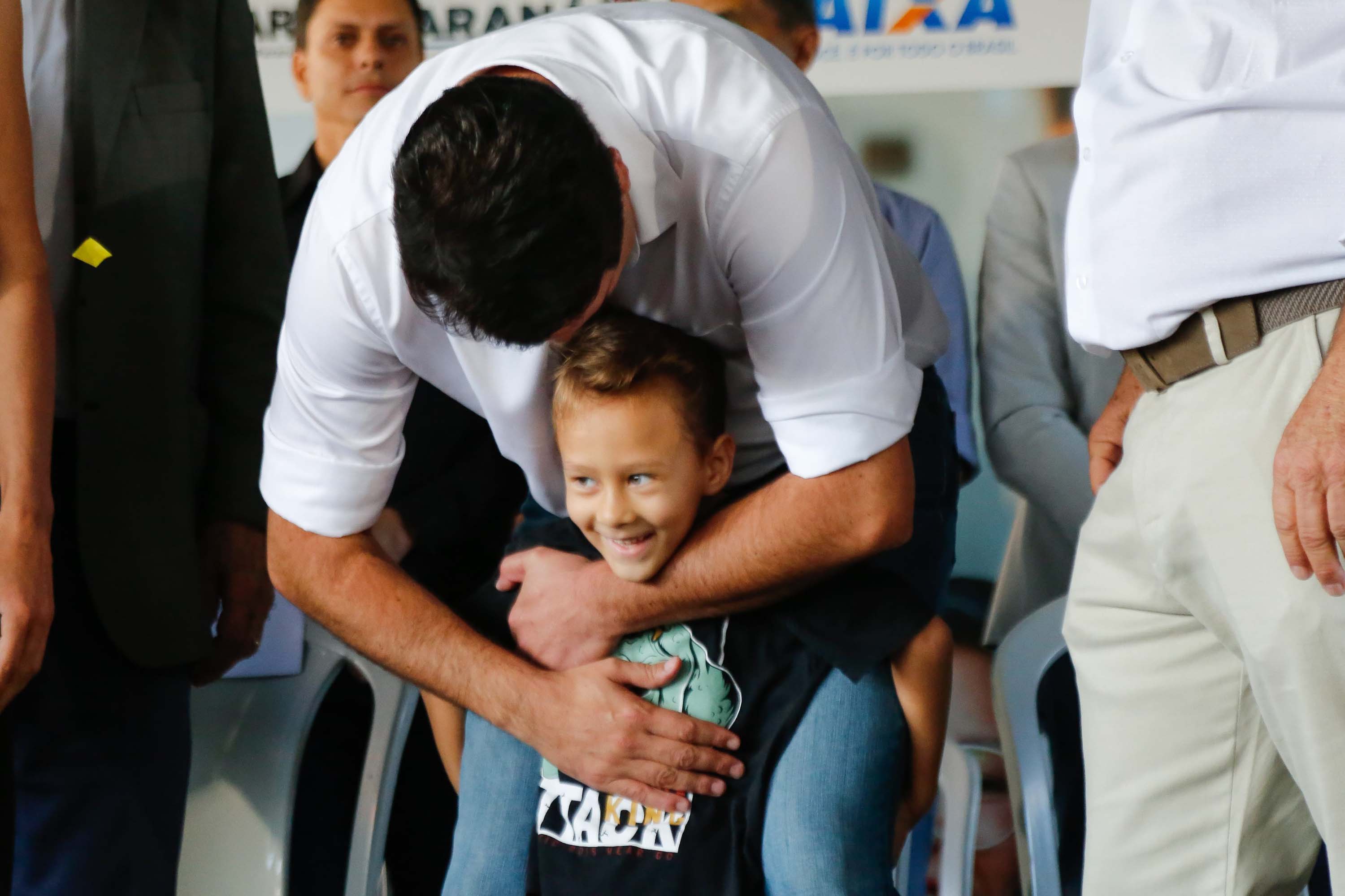 O governador Carlos Massa Ratinho Junior participou nesta sexta-feira (9) da entrega de um conjunto habitacional com 528 apartamentos em Guarapuava, na região Centro-Sul do Estado. O empreendimento recebeu R$ 2,47 milhões em investimentos do Governo do Estado, por meio do programa Casa Fácil Paraná, para subsidiar valores de entrada para 149 famílias.  Durante o evento, o governador também recebeu o projeto de engenharia para a ampliação da PR-170, assinou um convênio para a aquisição de equipamentos rodovi