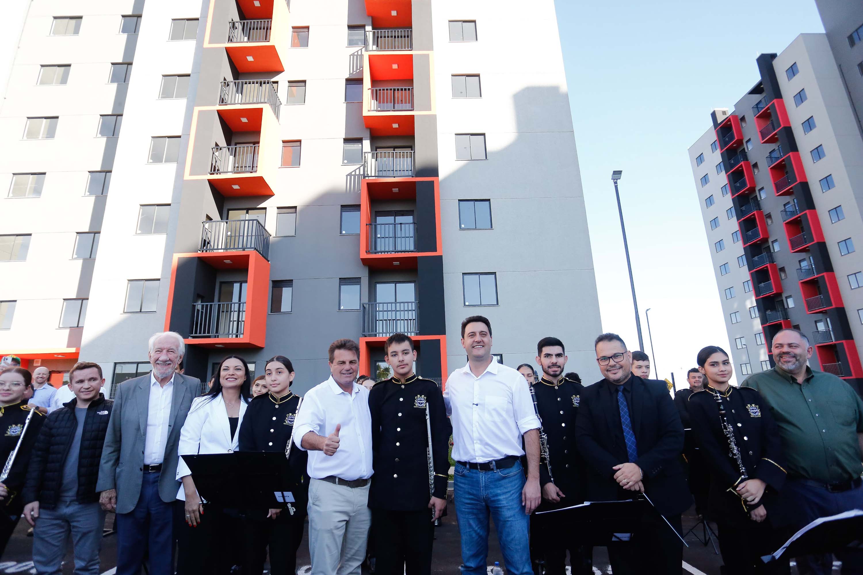 O governador Carlos Massa Ratinho Junior participou nesta sexta-feira (9) da entrega de um conjunto habitacional com 528 apartamentos em Guarapuava, na região Centro-Sul do Estado. O empreendimento recebeu R$ 2,47 milhões em investimentos do Governo do Estado, por meio do programa Casa Fácil Paraná, para subsidiar valores de entrada para 149 famílias.  Durante o evento, o governador também recebeu o projeto de engenharia para a ampliação da PR-170, assinou um convênio para a aquisição de equipamentos rodovi